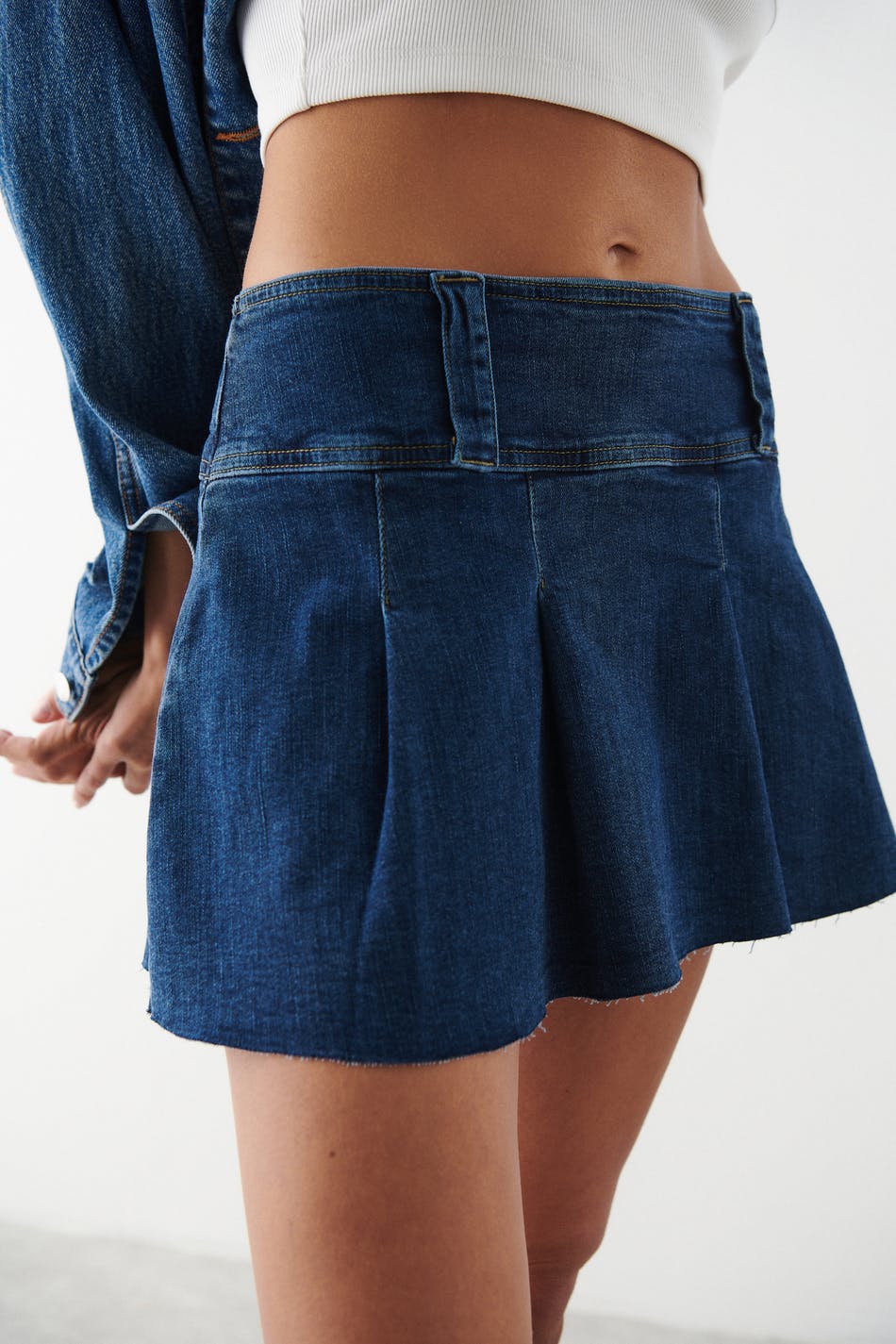 Low pleated denim skirt