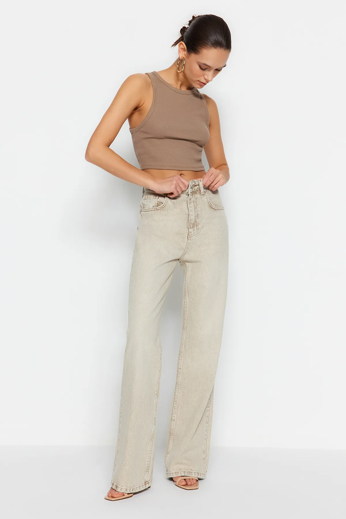 Trendyol Collection  Beige Vintage-Jeans mit normaler Taille und weitem Bein und verblasstem Effekt TWOSS24JE00011