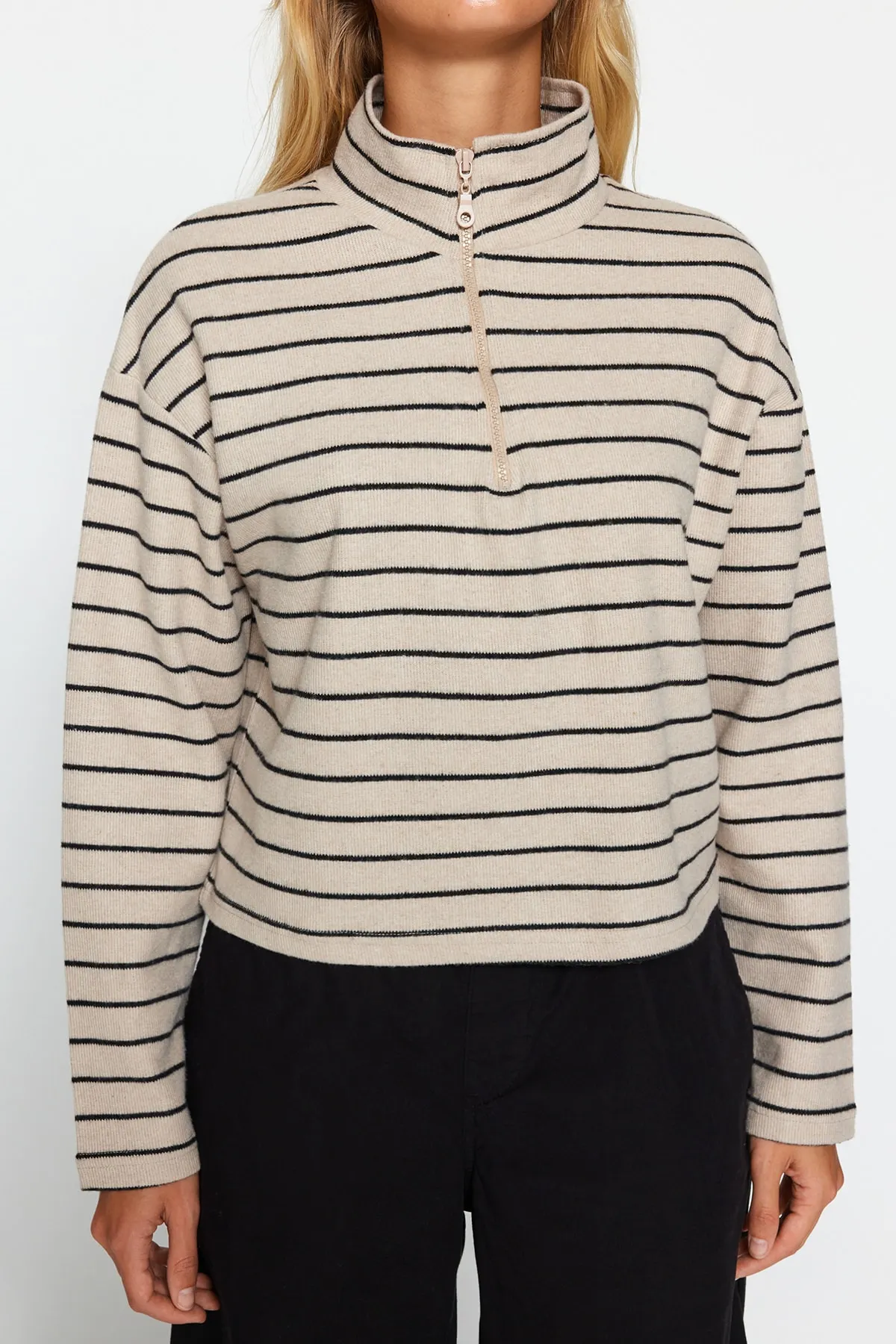 Trendyol Collection  Hellbeige gestreiftes Thessaloniki-Sweatshirt mit Reißverschluss und Stehkragen, reguläre/normale Passform, TWOAW22SW0732