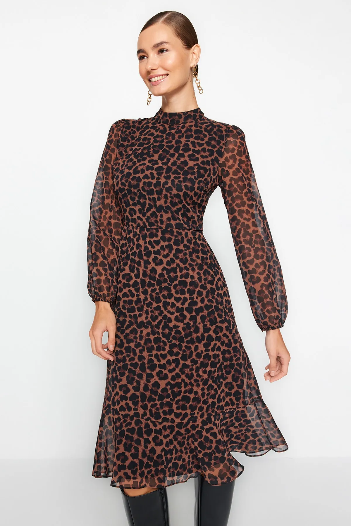 Trendyol Collection  Kamelfarbenes Chiffon-Webkleid mit hohem Kragen und Volantrock TWOAW20EL1313