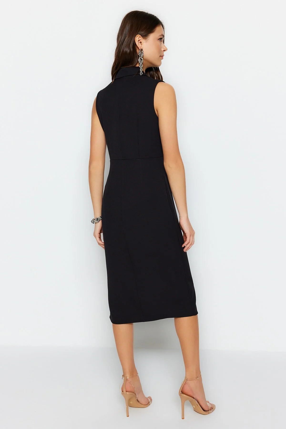 Trendyol Collection  Schwarzes, figurbetontes Midikleid aus Webstoff mit Knöpfen und detailliertem Schlitz TWOSS23EL02256