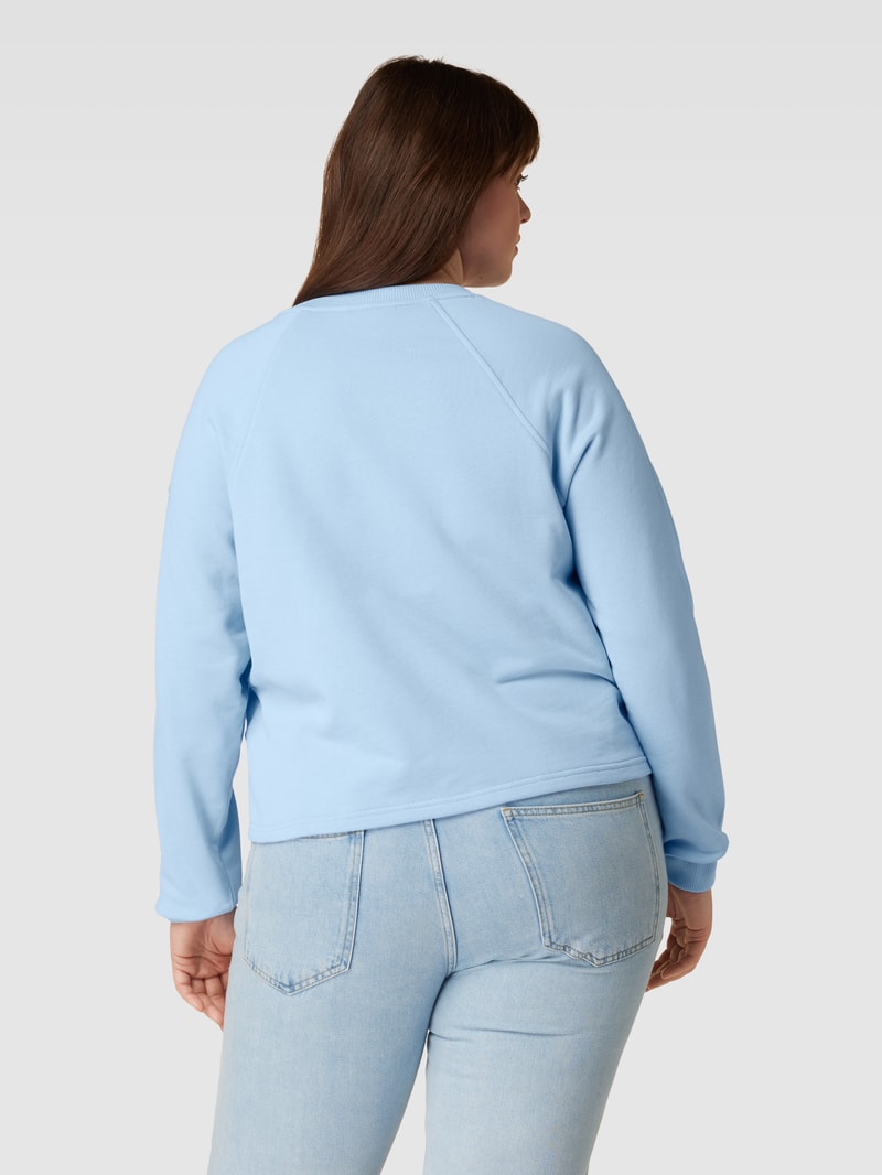 PLUS SIZE Sweatshirt mit Label-Details in ozean blau