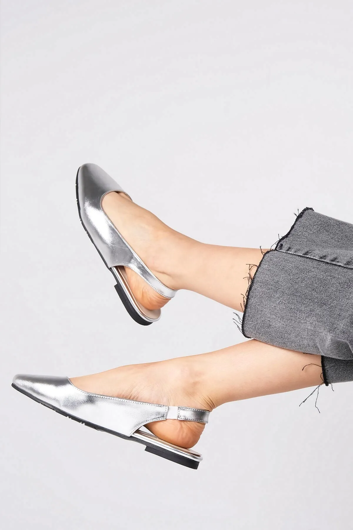 Mio Gusto  Flache Ballerina-Schuhe von Ally in silberner Farbe mit offenem Rücken für Damen
