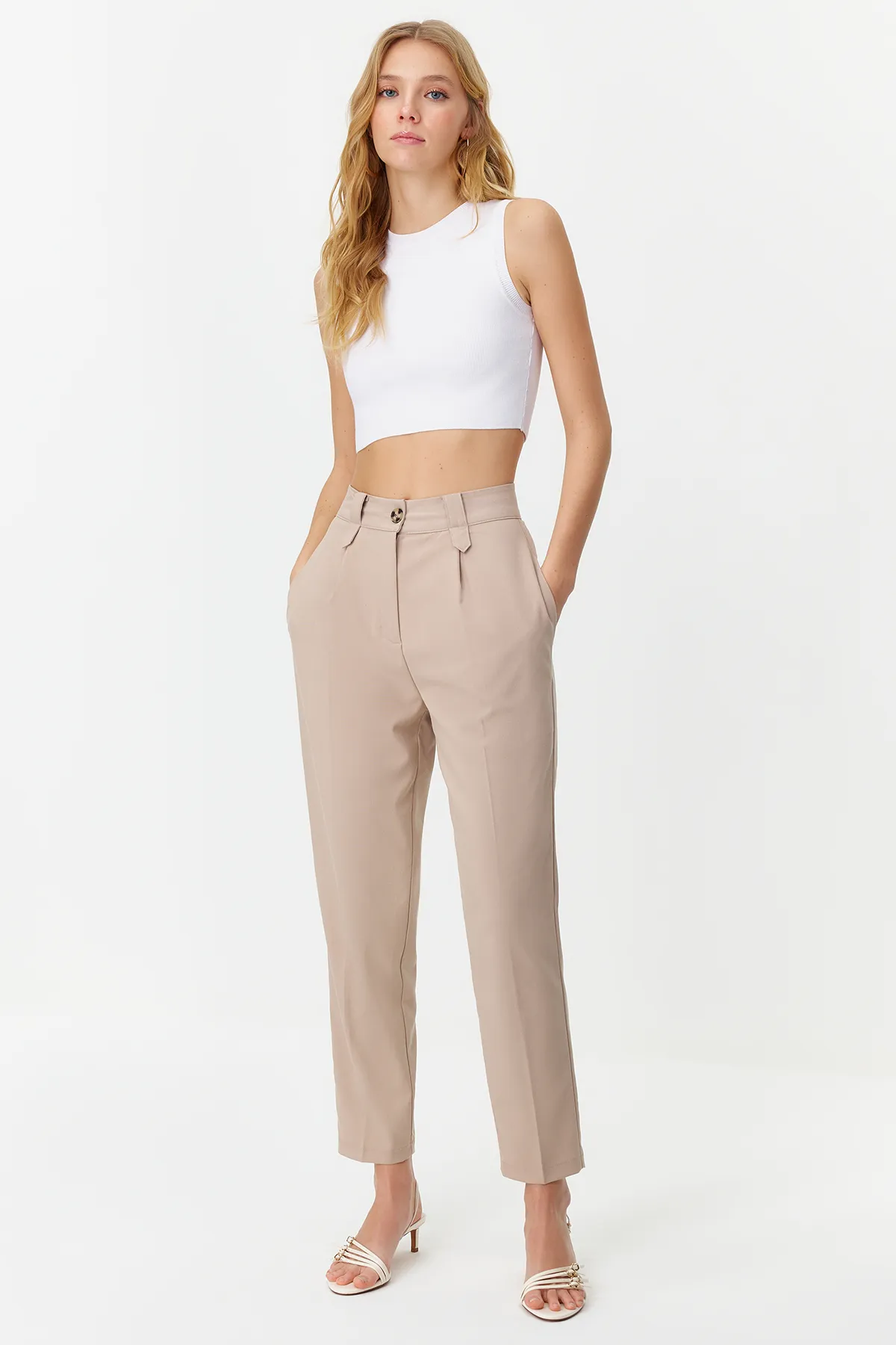 Trendyol Collection  Hellbraune Karottenhose aus Polyviscon-Gewebe mit hoher Taille TWOSS22PL0280