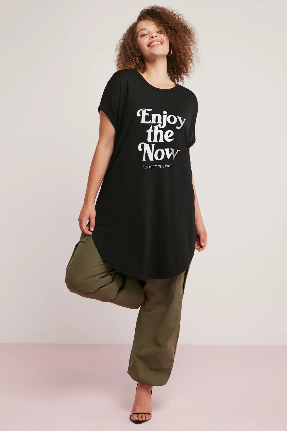ETHIQUET  Diana Damen-T-Shirt in Übergröße, vorne bedruckt, mit langem, rundem Kragen, Schwarz, Übergröße