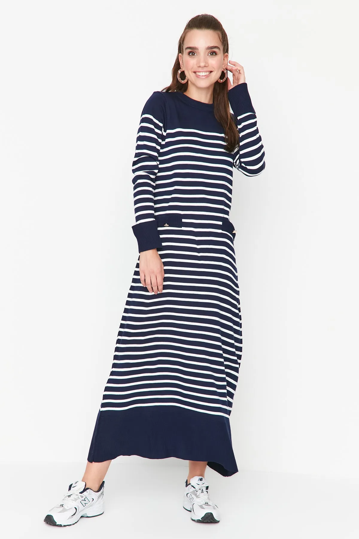 Trendyol Modest  Marineblaues gestreiftes Strickkleid mit Rundhalsausschnitt TCTAW23EB00012