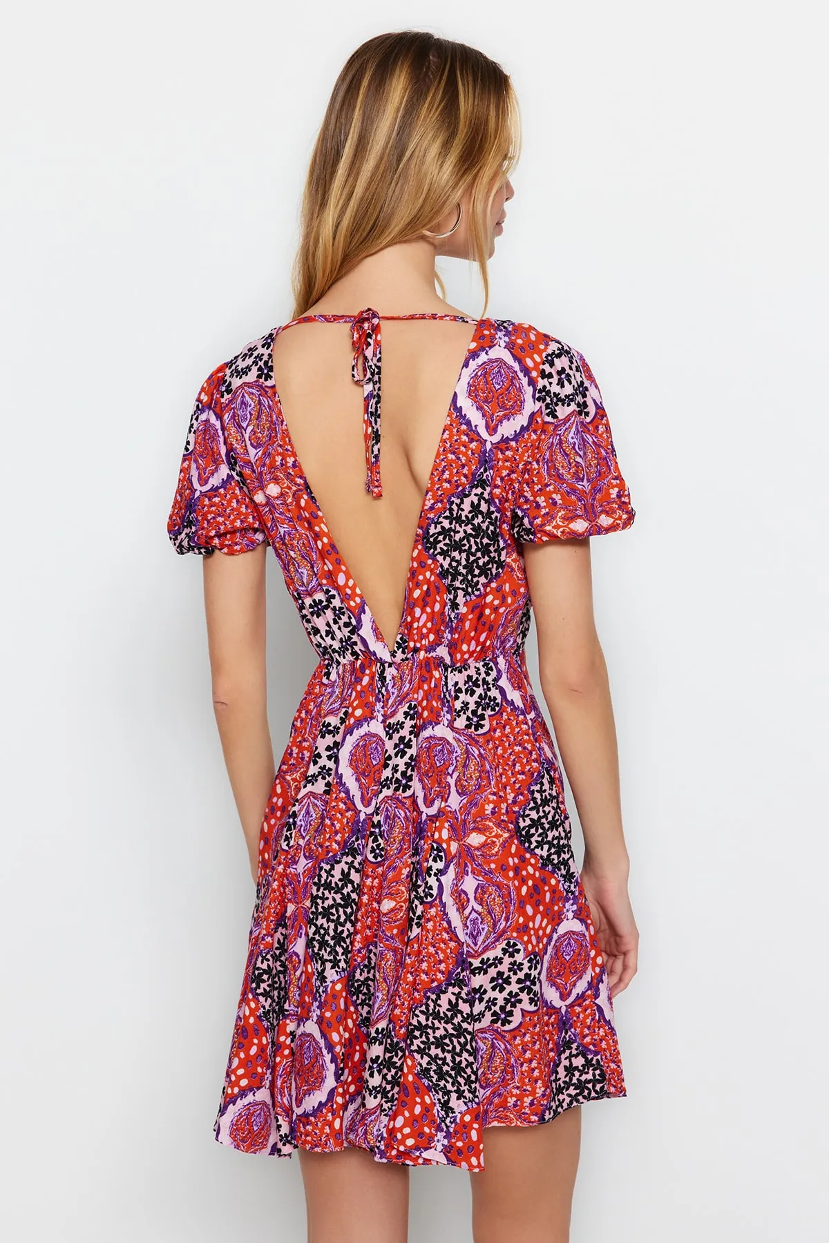 Trendyol Collection  Gewebtes Mini-Strandkleid mit Blumenmuster TBESS23EL00238