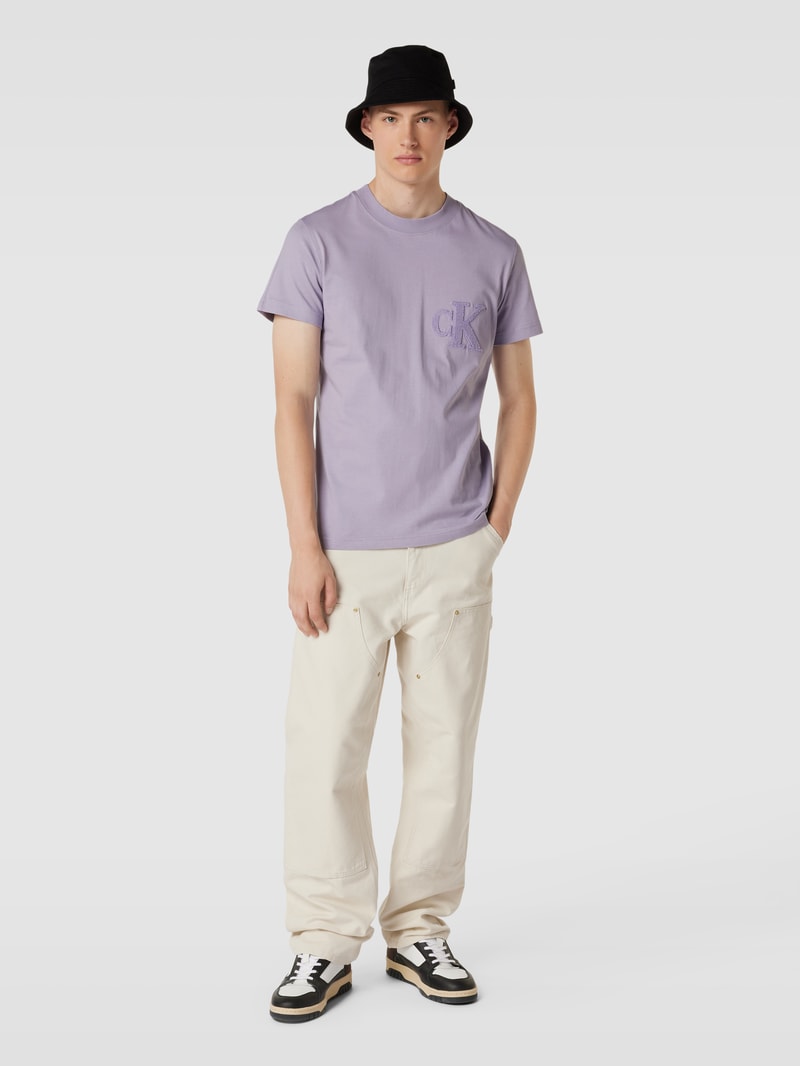 T-Shirt mit Label-Detail Modell 'CHENILLE' in lavendel