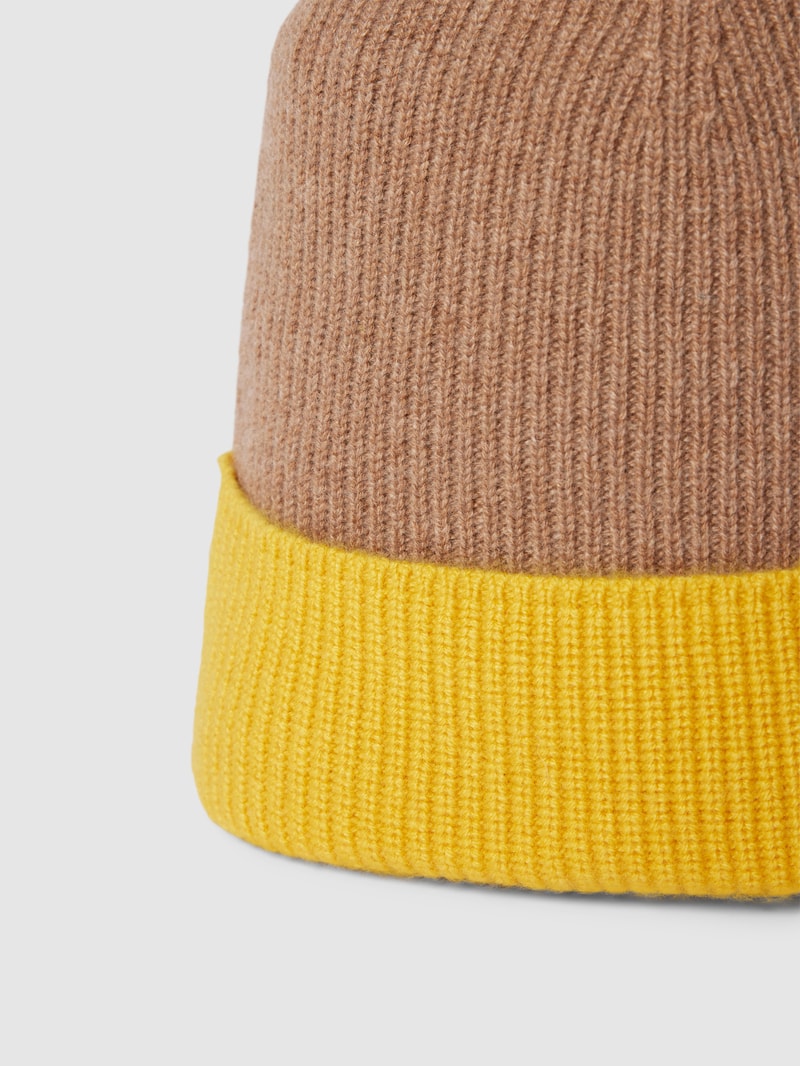 Strickmütze mit Kontrastbesatz in camel meliert