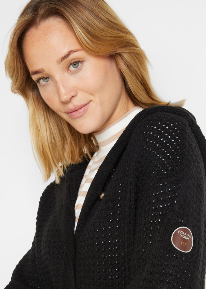 Strickjacke mit großen Knöpfen und Kapuze