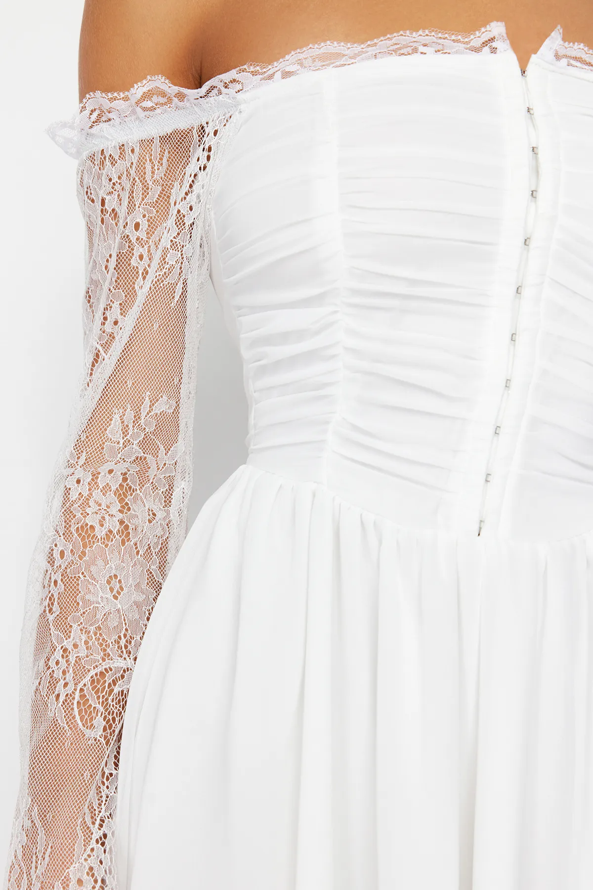 Trendyol Collection  Weiße Braut-Taillenöffnung/Skater-Futter, agraphiertes Chiffon-Hochzeitskleid/Elegantes Nikah-Abendkleid TPRSS24EL00073