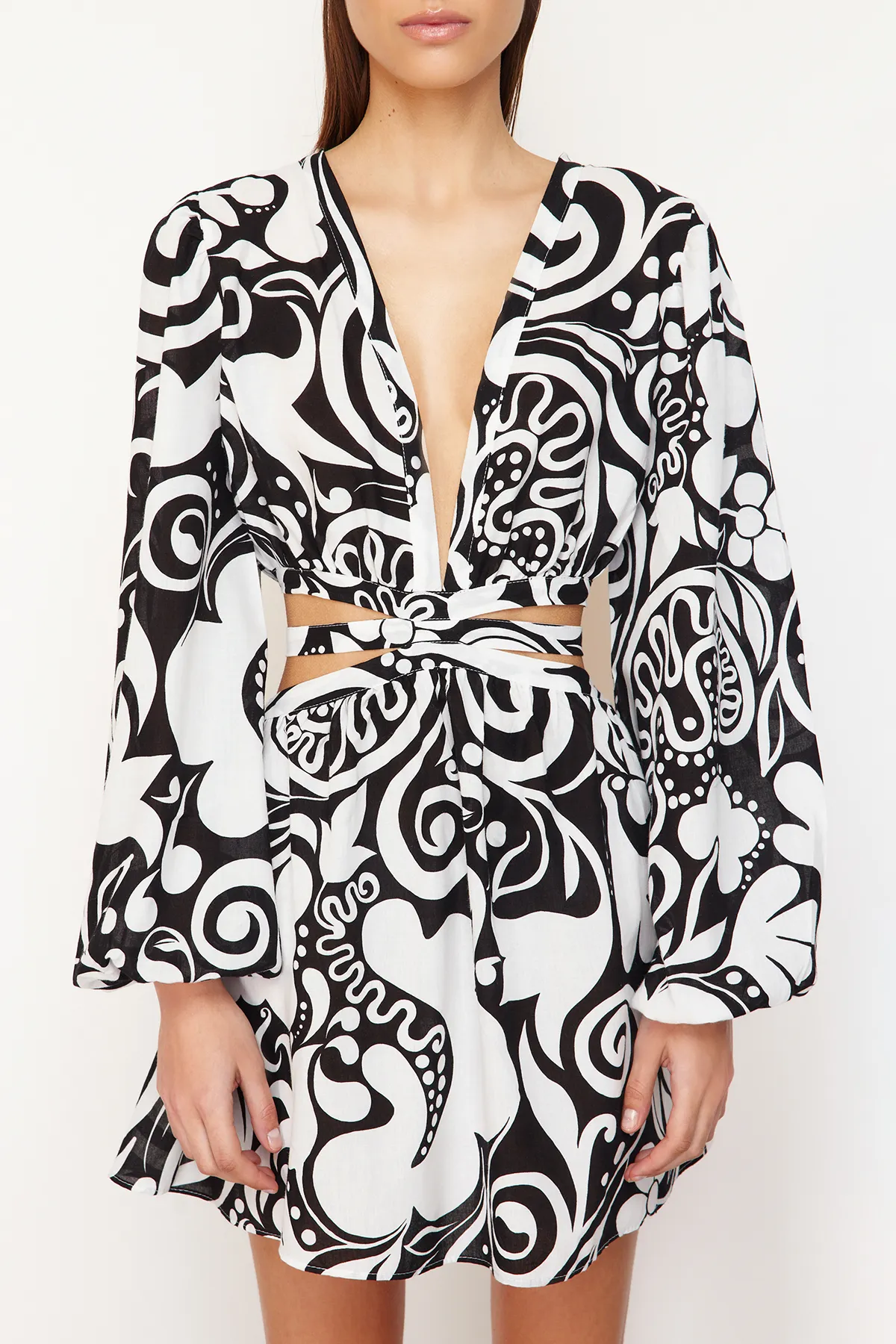 Trendyol Collection  Mini-Strandkleid mit Blumenmuster, gewebtem Cut-Out/Fenster TBESS23EL00140