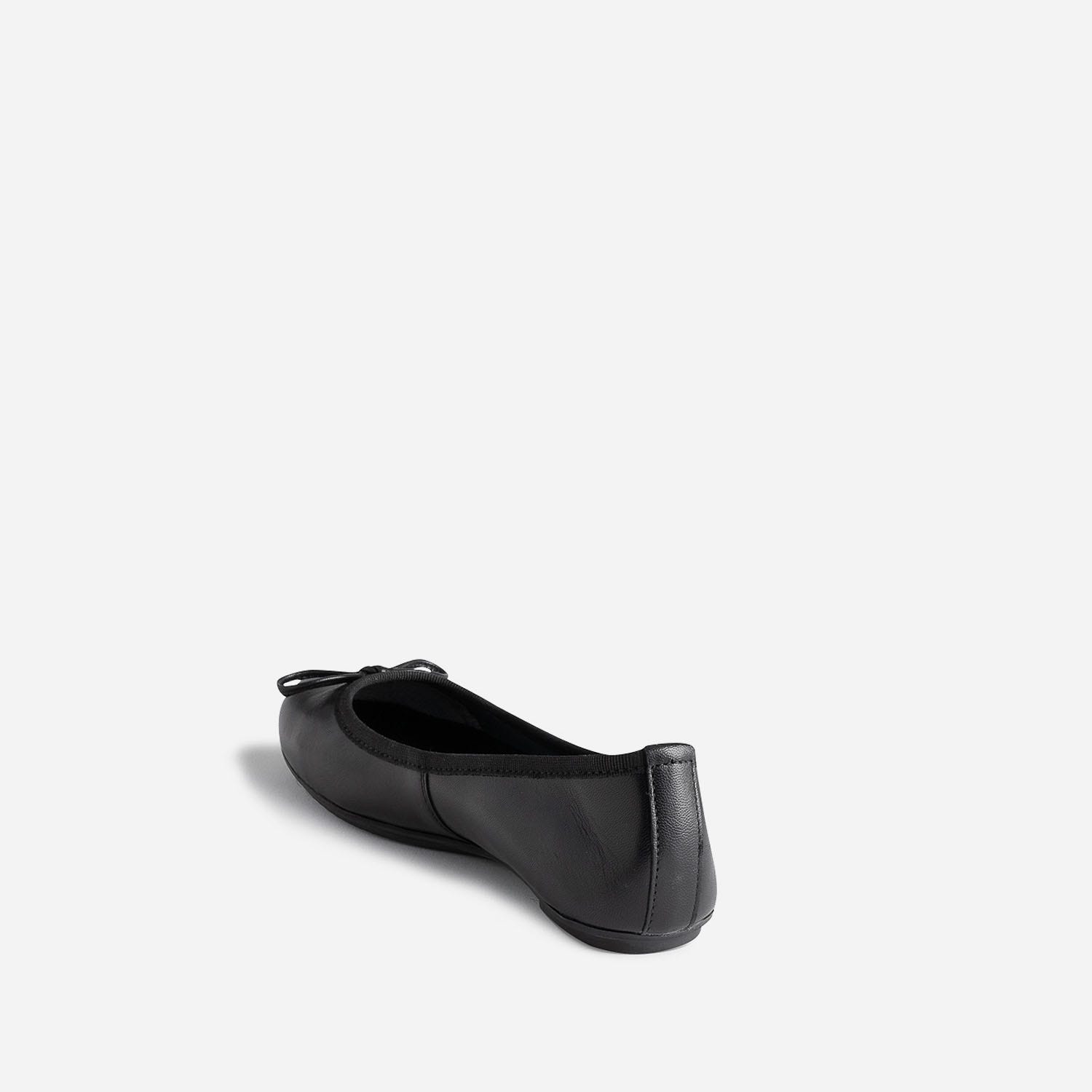 Ballerine noire en cuir avec noeud