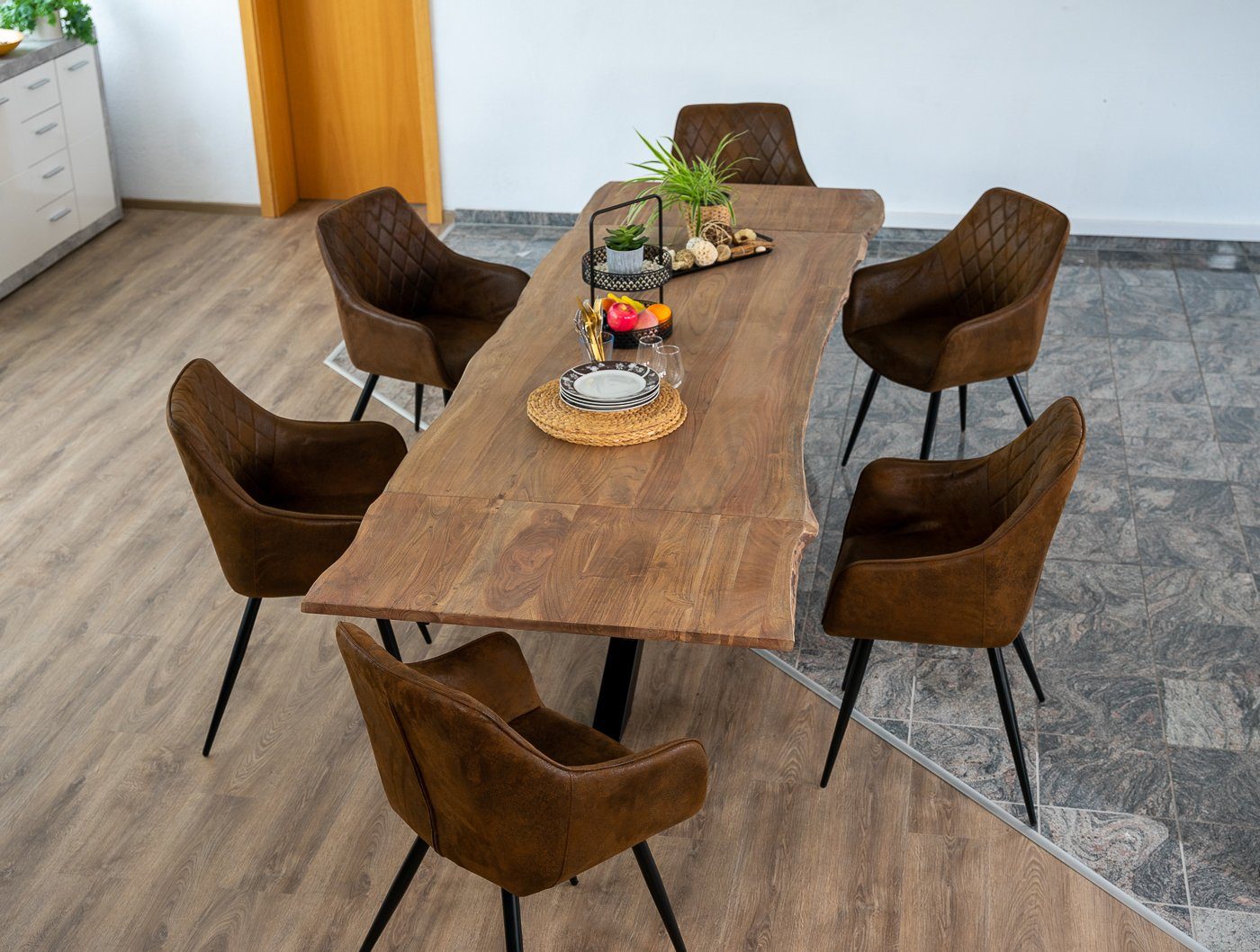 Junado® Baumkantentisch Jannik by Wolf Möbel, Akazienholz massiv, Tischplattenstärke: 26mm, echte Baumkante, schwarzes Spidergestell, bis 3,20 Meter erhältlich, inkl. Ansteckplatten (je 50cm)