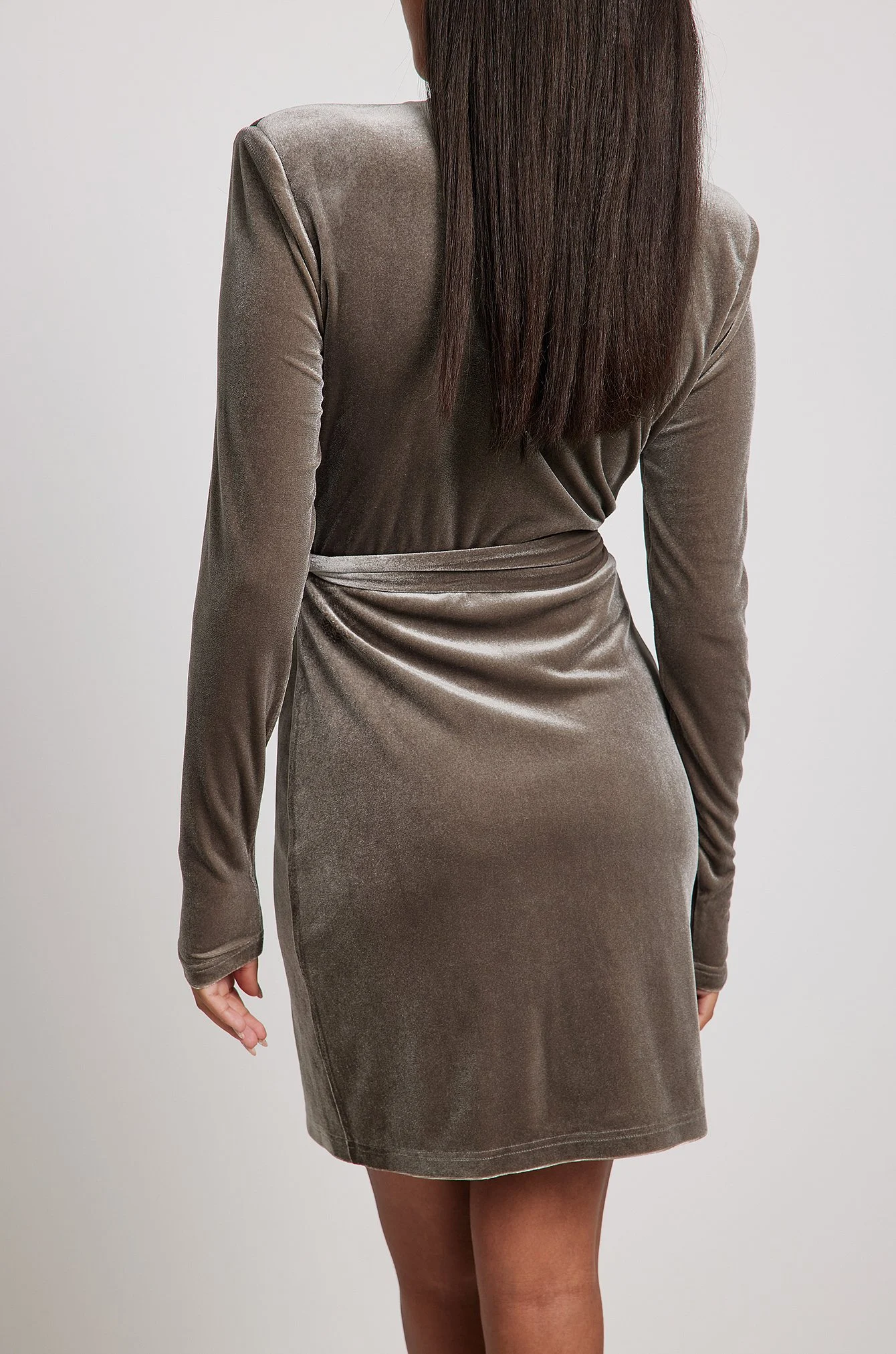 Samt-Minikleid mit tiefem Ausschnitt