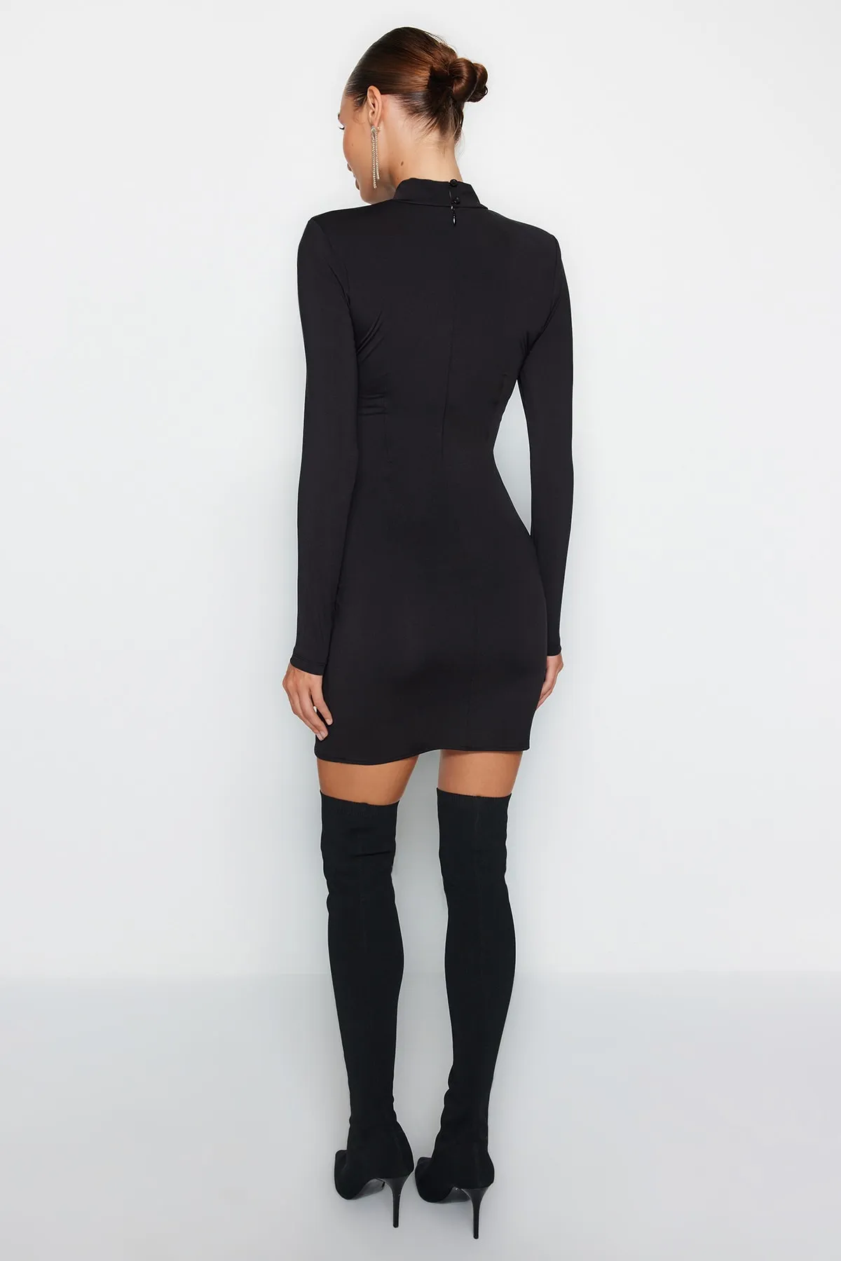 Trendyol Collection  Schwarzes, figurbetontes, elegantes Abendkleid mit hohem Kragen TPRAW24EL00048