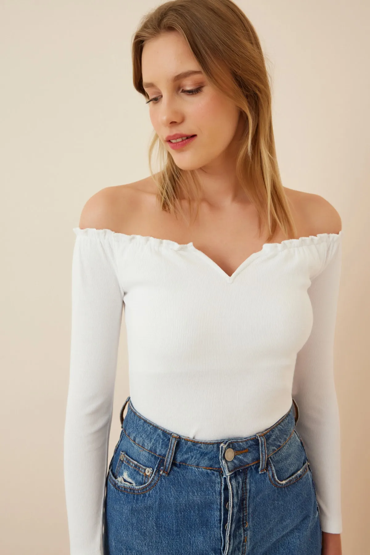 Happiness İstanbul  Weiße, kurz geschnittene Strickbluse für Damen mit gerafftem Kragen AH00105