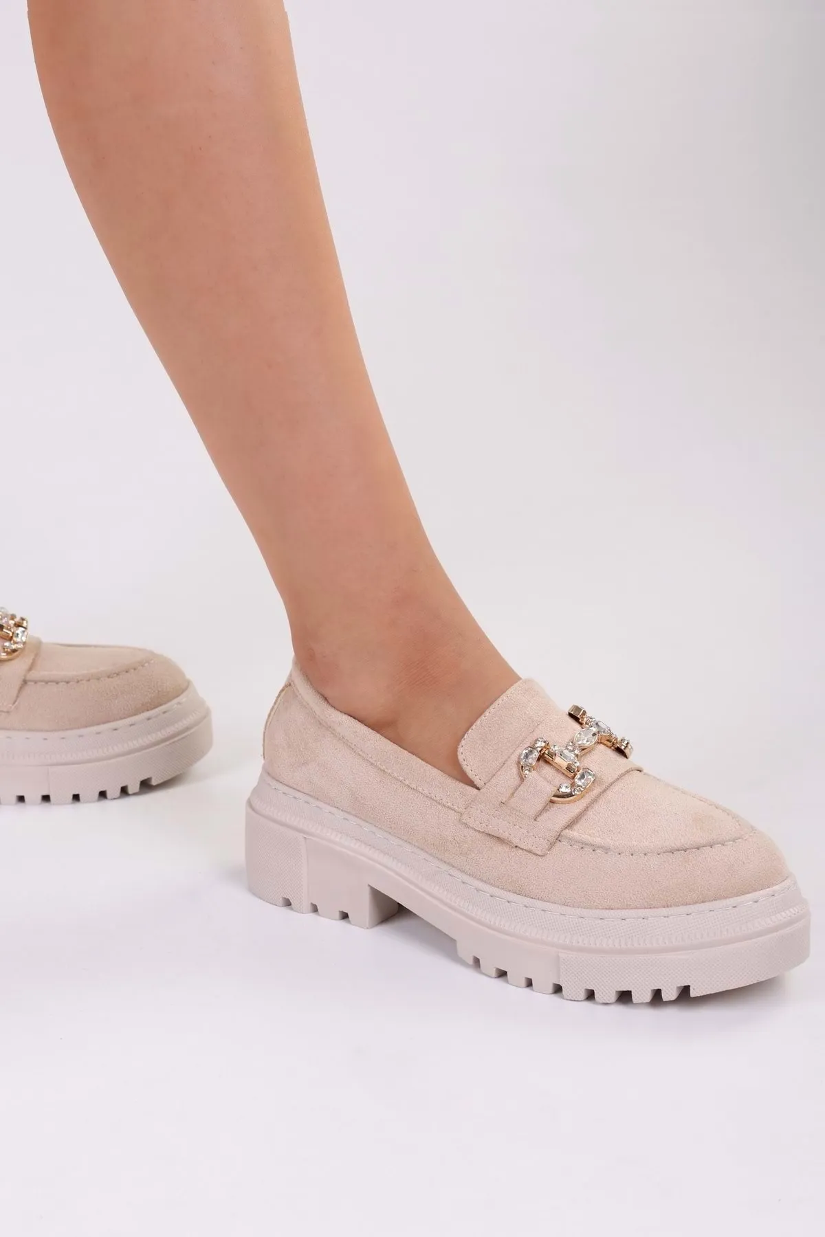 Shoeberry  Damen-Loafer Lucie aus beigem Wildleder mit Steinschnalle