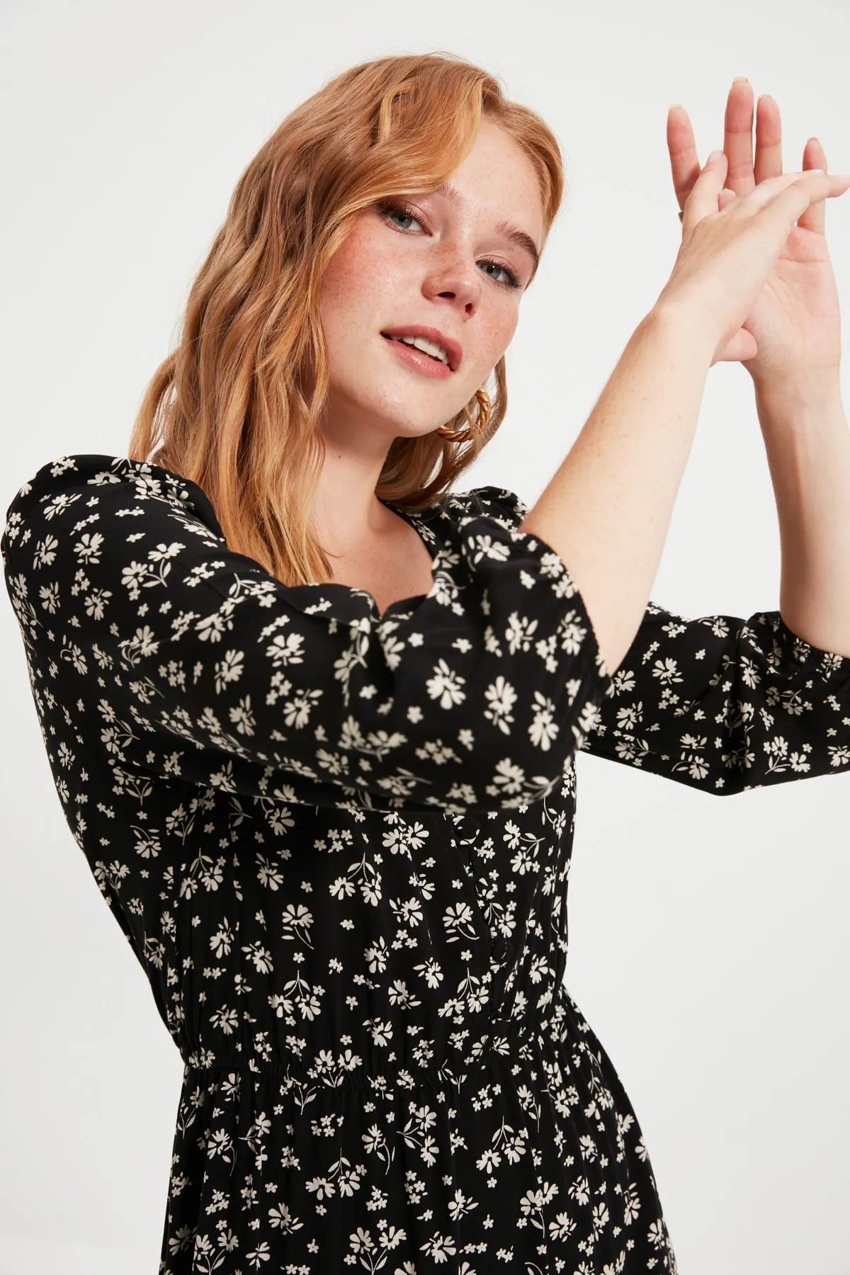 Trendyol Collection  Schwarzes, geblümtes, gewebtes Kleid mit Knöpfen TWOSS20EL0577