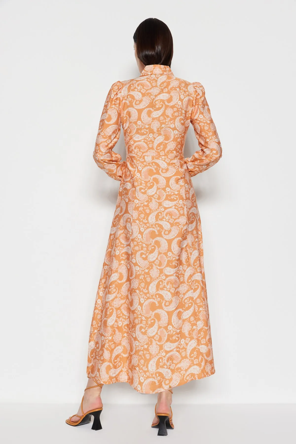 Trendyol Modest  Orangefarbenes gewebtes Hemdblusenkleid mit Schalkragen und Muster TCTSS23EB00145