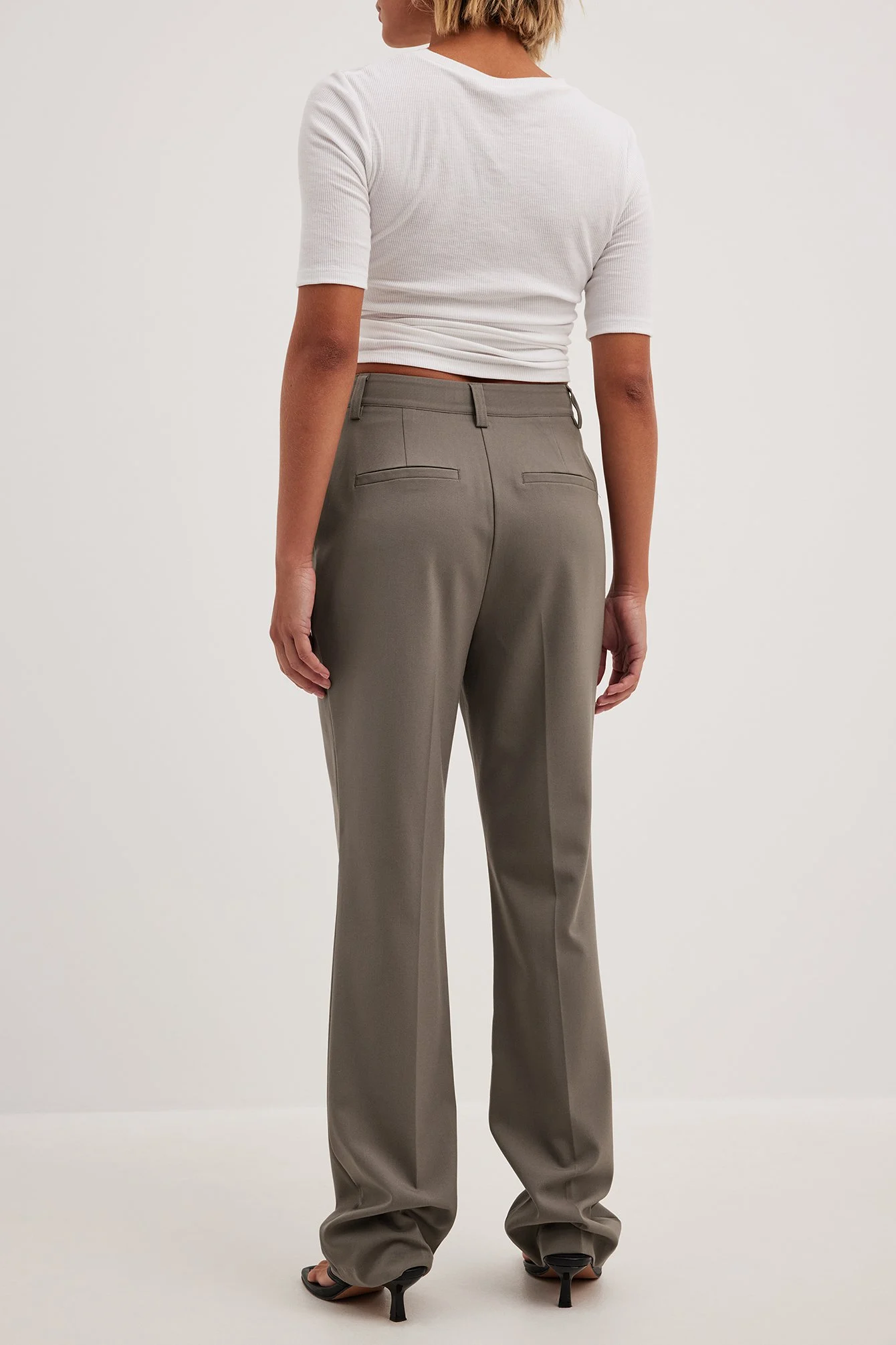 Enganliegende Schlaghose mit hoher Taille