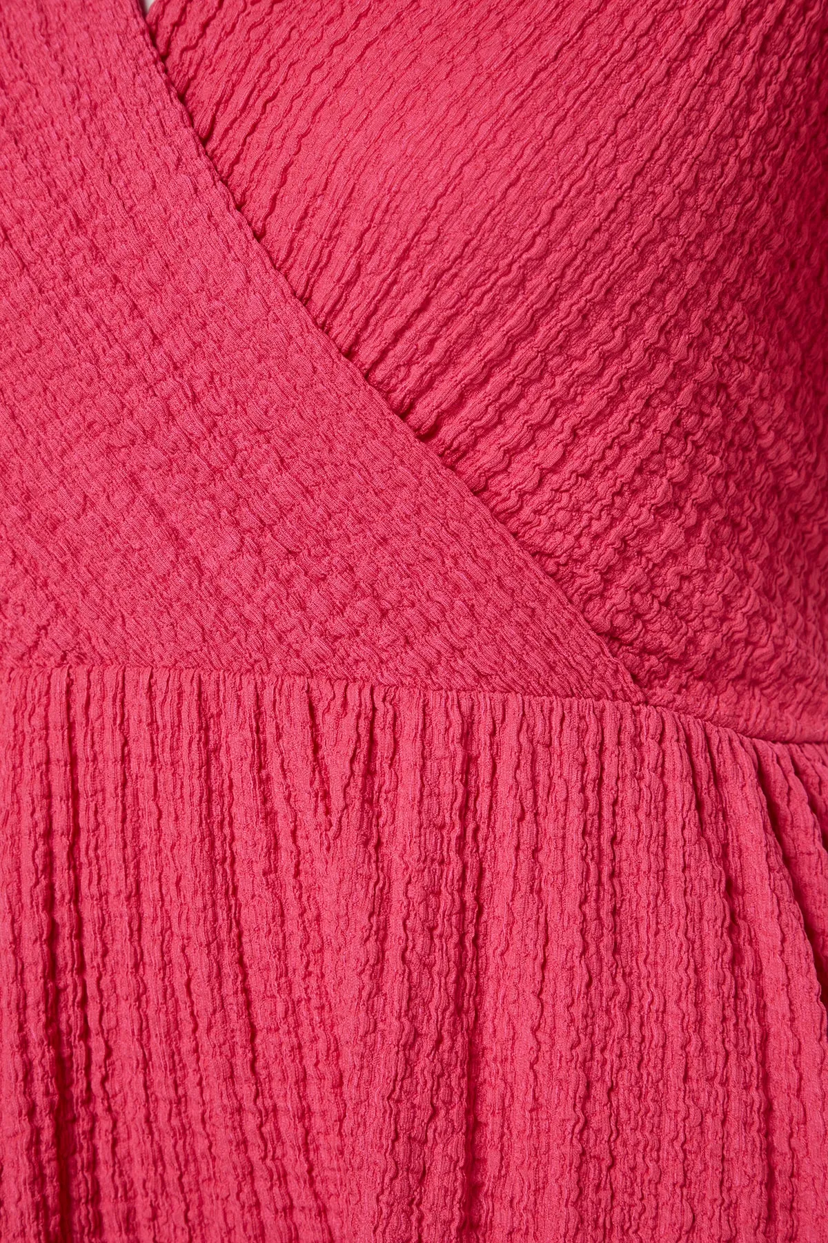 Trendyol Curve  Fuchsiafarbenes Skater-Strickkleid mit V-Ausschnitt und zweireihigem Verschluss TBBSS22EL2987