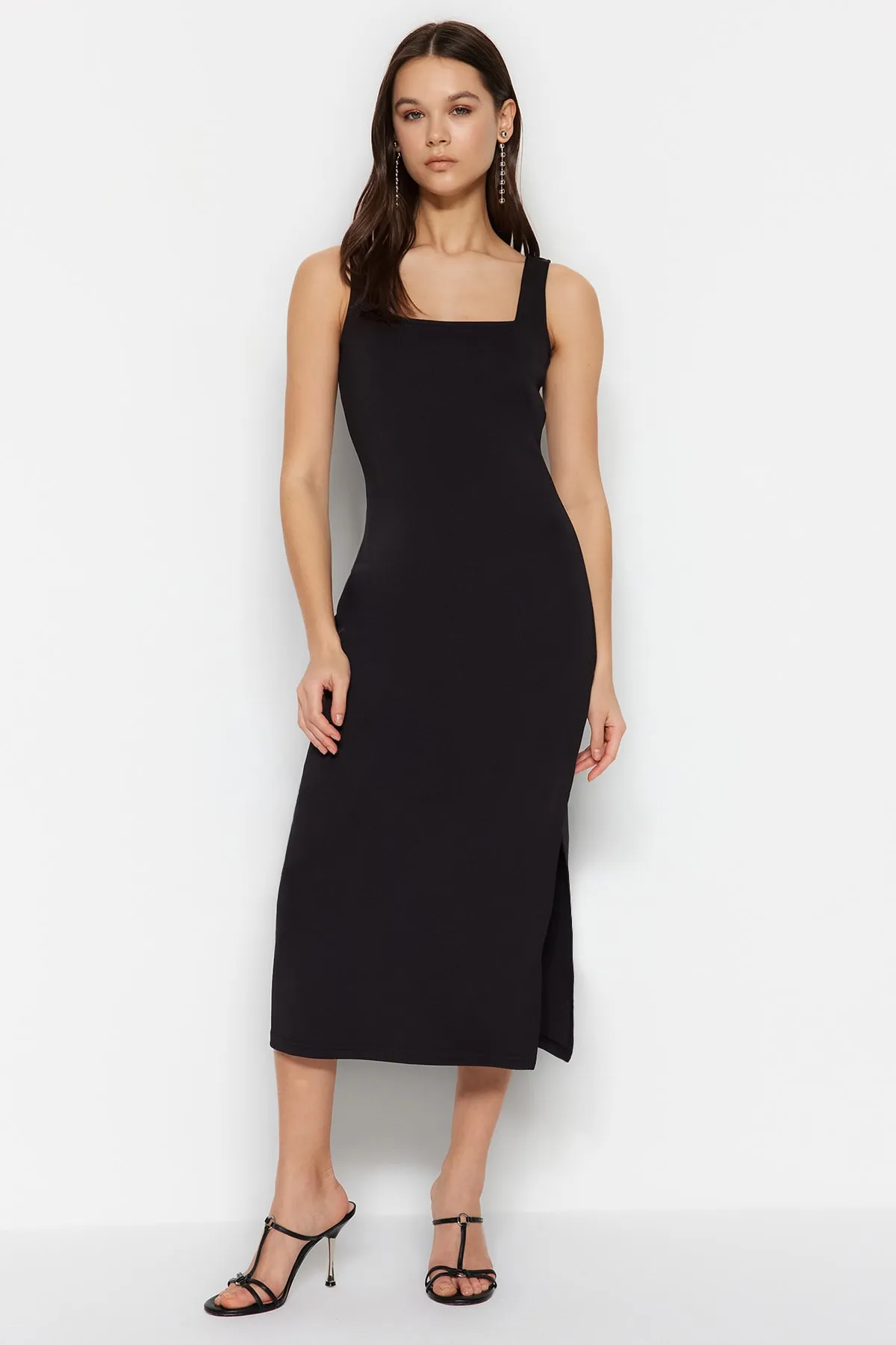 Trendyol Collection  Schwarzes, figurbetontes, elegantes Midi-Strickkleid mit Schlitz und Schlitz am eckigen Ausschnitt TWOSS23EL02144