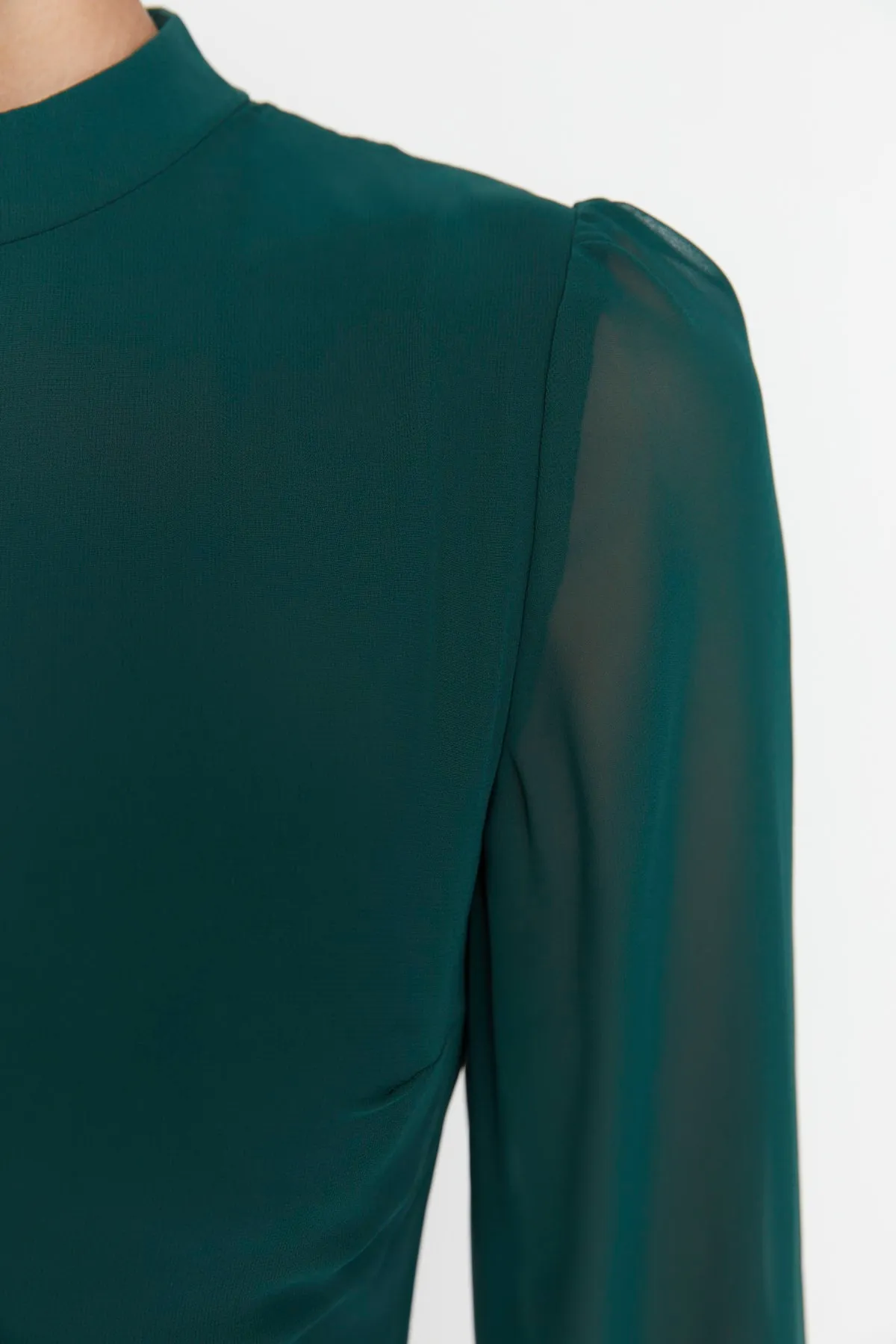 Trendyol Collection  Grünes Midi-Kleid aus Chiffon mit hohem Kragen und Futter TWOAW20EL1313