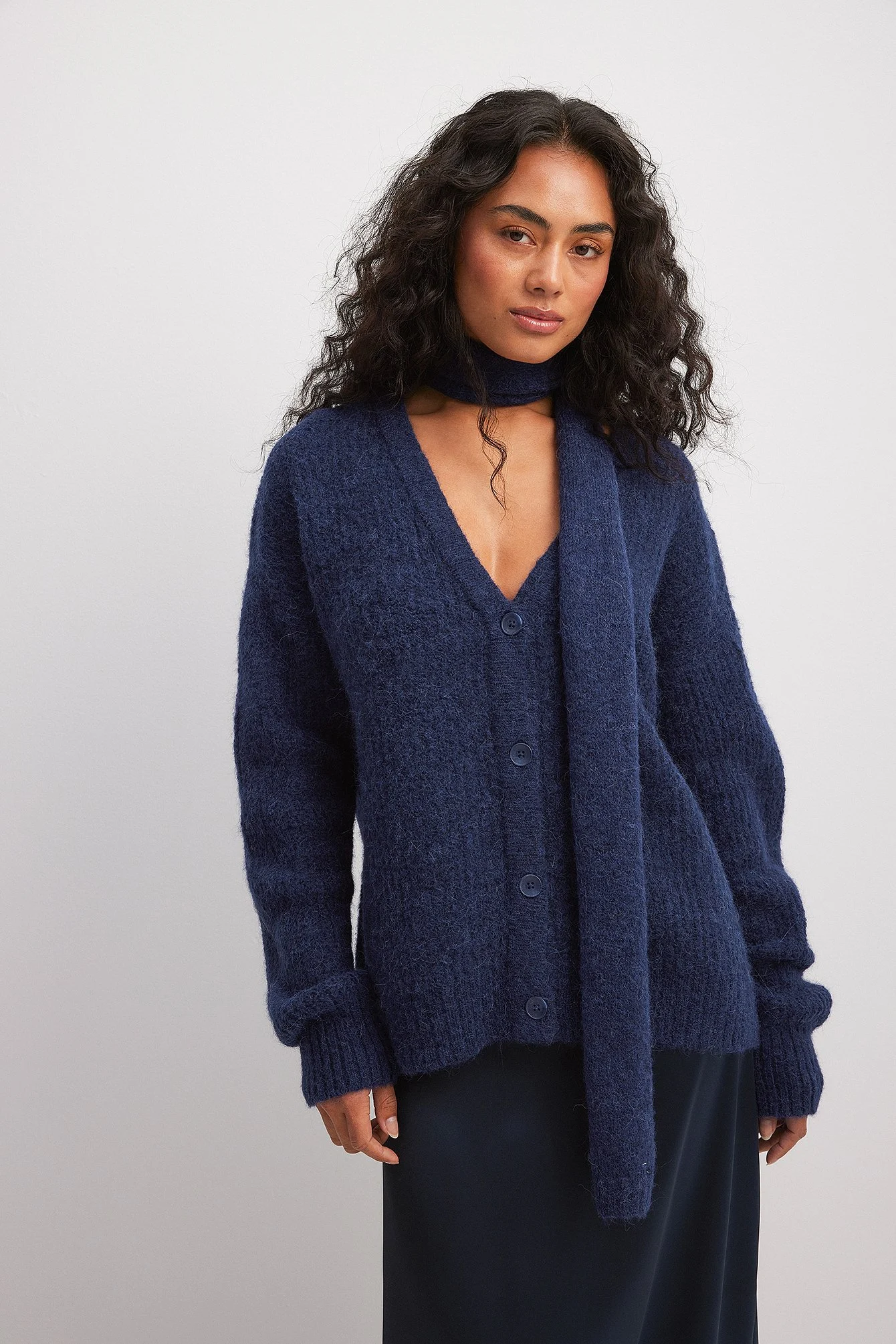 Oversized-Strickjacke mit V-Ausschnitt aus einer Wollmischung