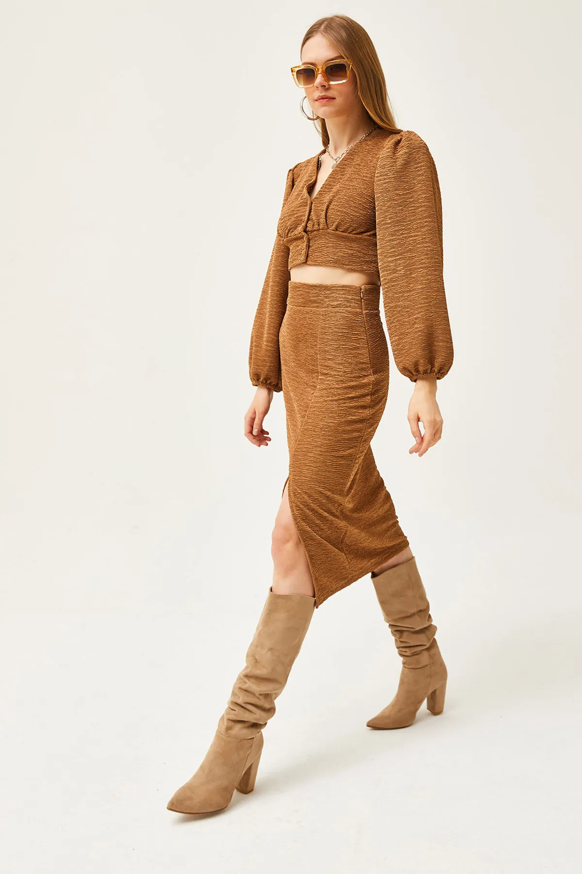 Olalook  Damen Strickanzug mit Schlitzrock in Kamel TKM-19000255