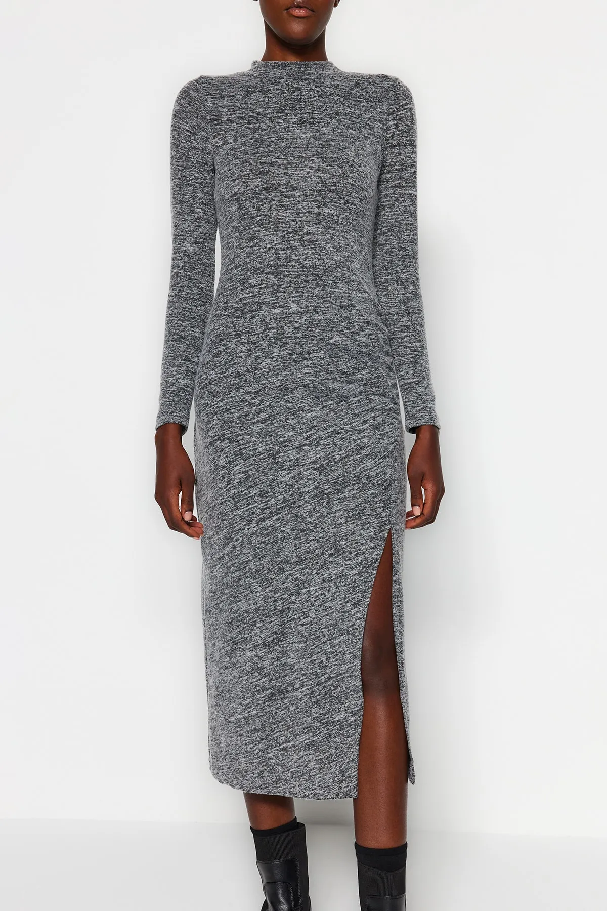 Trendyol Collection  Anthrazitfarbenes, weiches, figurbetontes Strickkleid in Midi-Länge mit Rundhalsausschnitt, Schlitz und Raffung TWOAW24EL00246