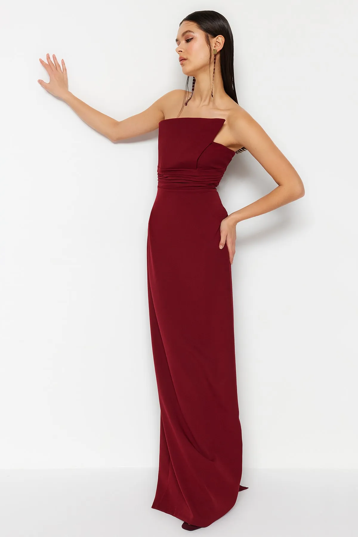 Trendyol Collection  Burgunderrotes langes Abendkleid mit One-Shoulder-Detail TPRSS23AE00228