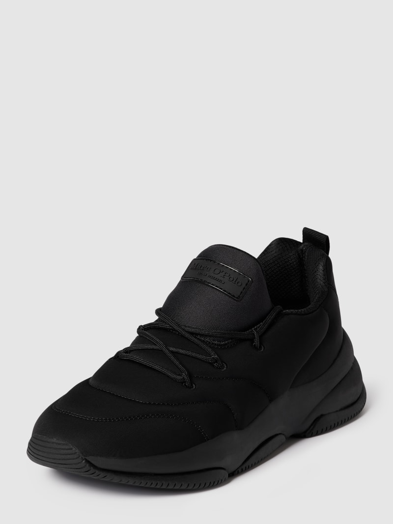 Sneaker mit Ziernähten in schwarz