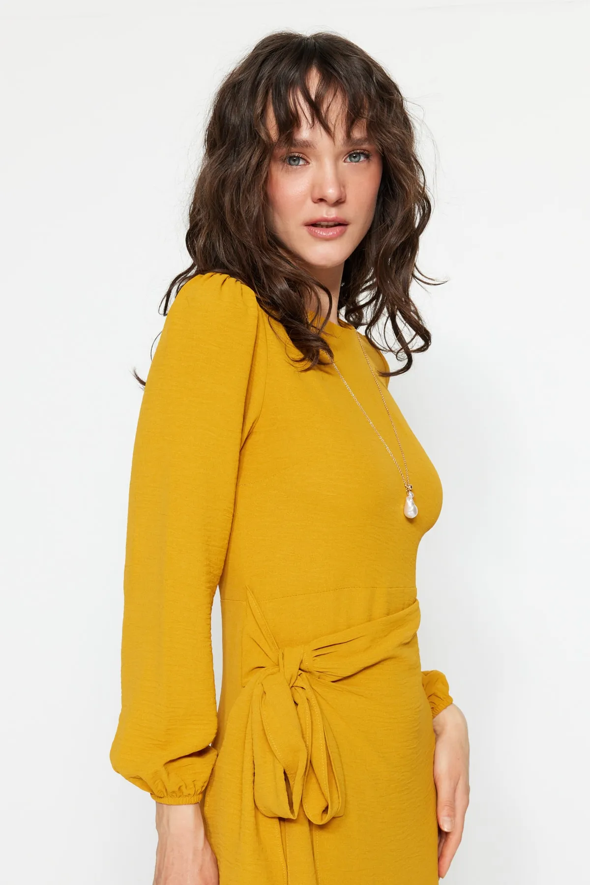Trendyol Modest  Gelbes Aerobin-Gewebtes Kleid mit Bindedetail TCTSS23EB00140