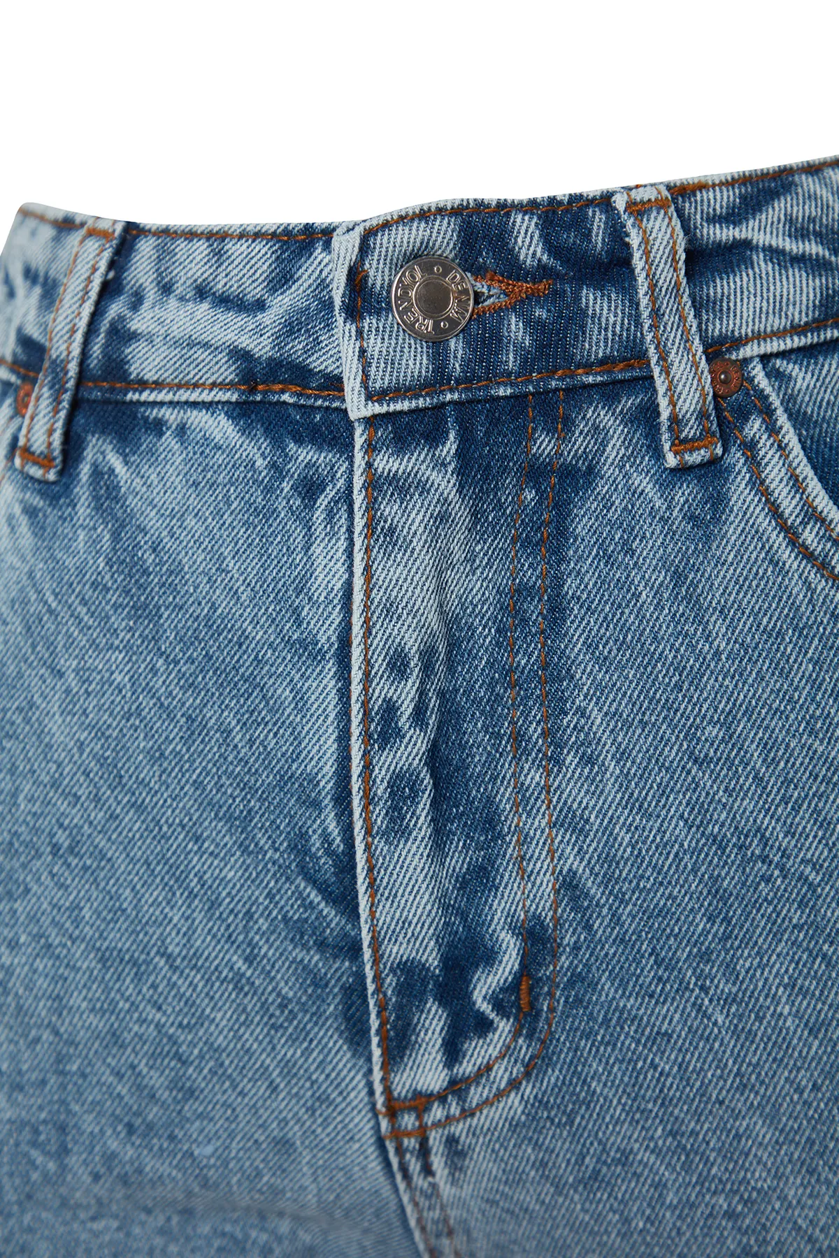 Trendyol Collection  Indigoblaue Mom-Jeans mit hoher Taille TWOSS23JE00067