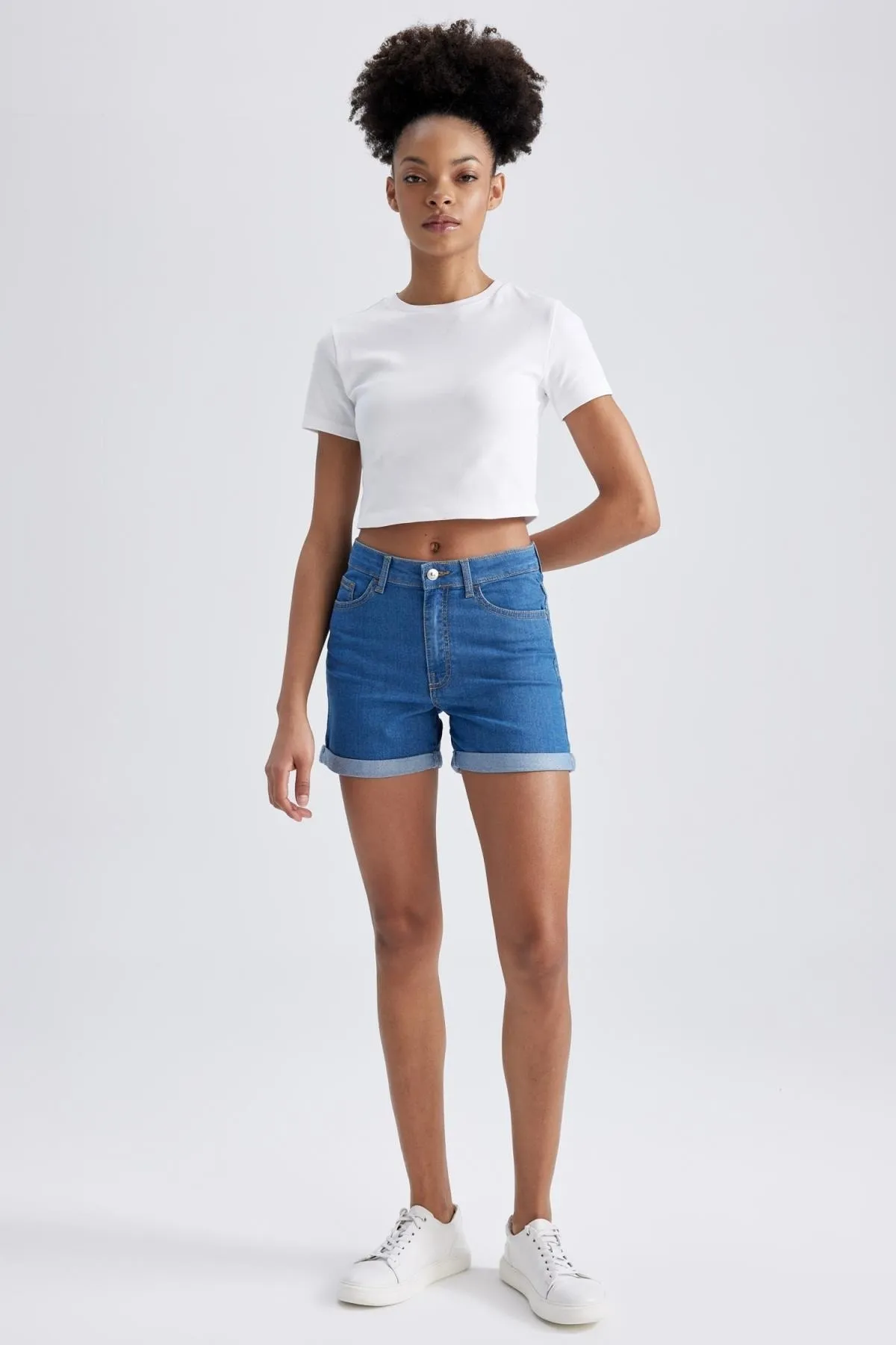 DeFacto  Jeans-Shorts mit normaler Taille und umgeschlagenem Bein A1959ax23sm