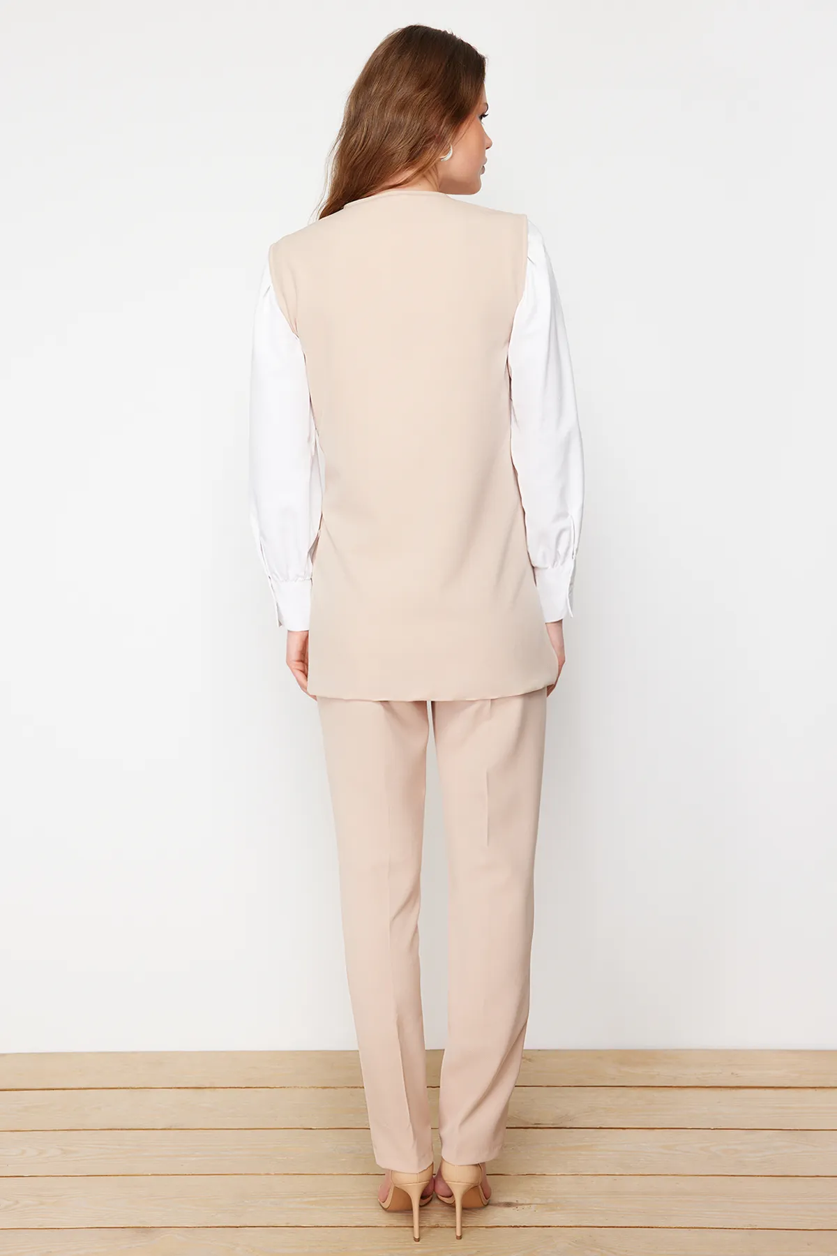 Trendyol Modest  Beiges Accessoire-Set aus gewebter Stoffweste und Hose, Oberteil und Unterteil TCTSS24US00035