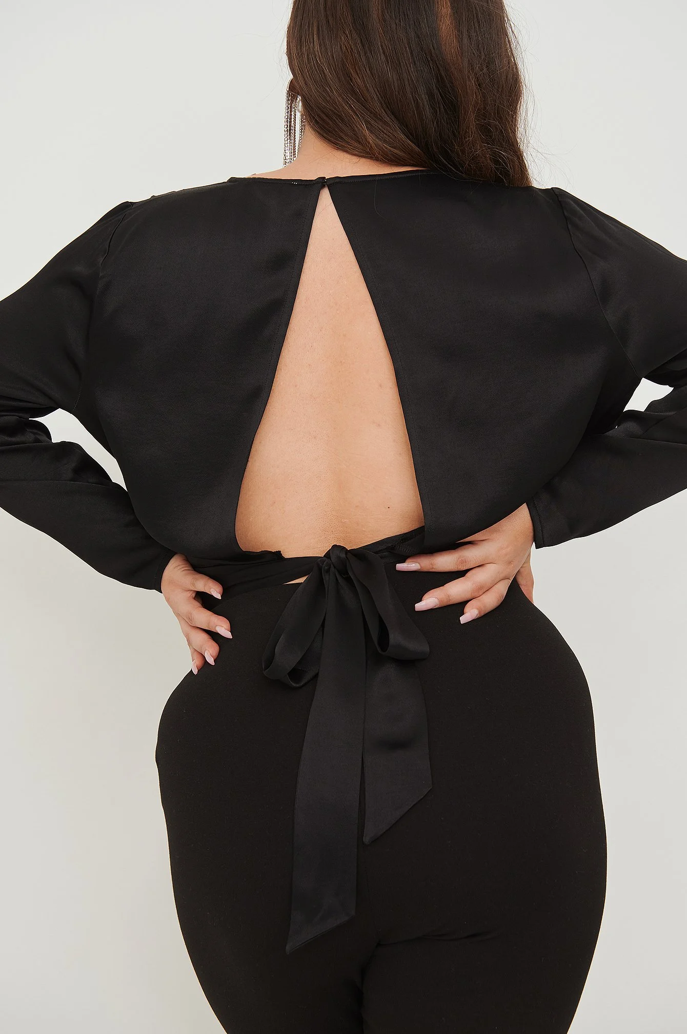 Satinbluse mit offenem Rücken