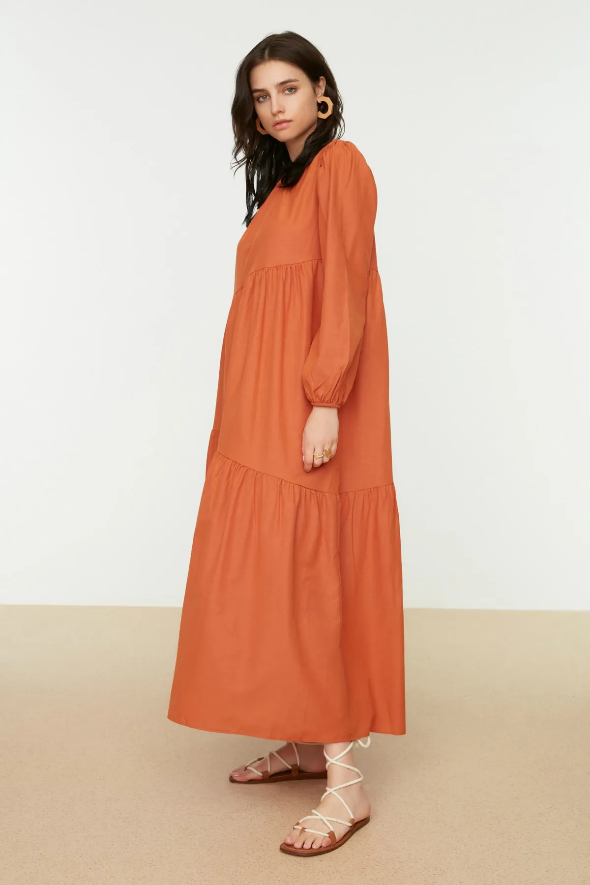 Trendyol Modest  Gewebtes Kleid aus Baumwolle mit weiter Passform und Raffung in Zimtfarbe TCTSS21EL3470