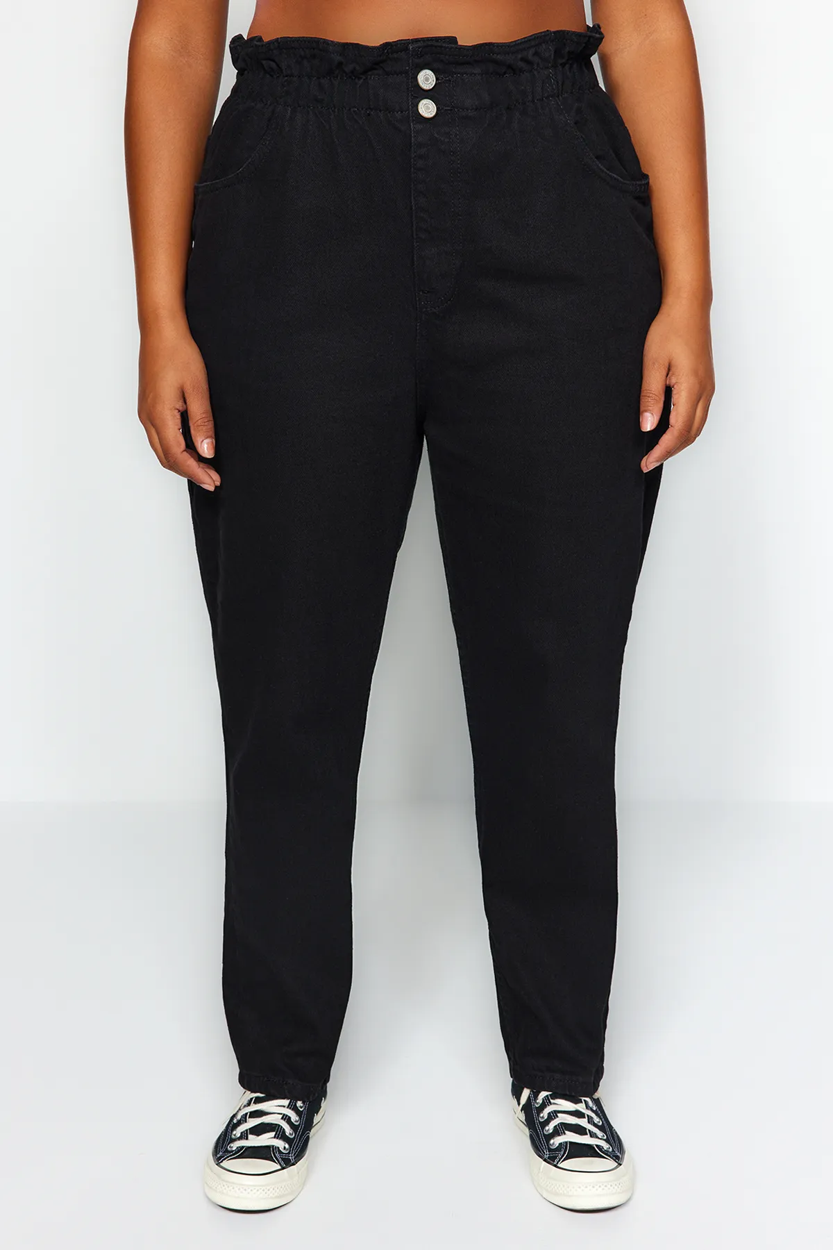 Trendyol Curve  Schwarze Mom-Jeans mit hoher Taille und elastischem Bund TBBAW23JE00002