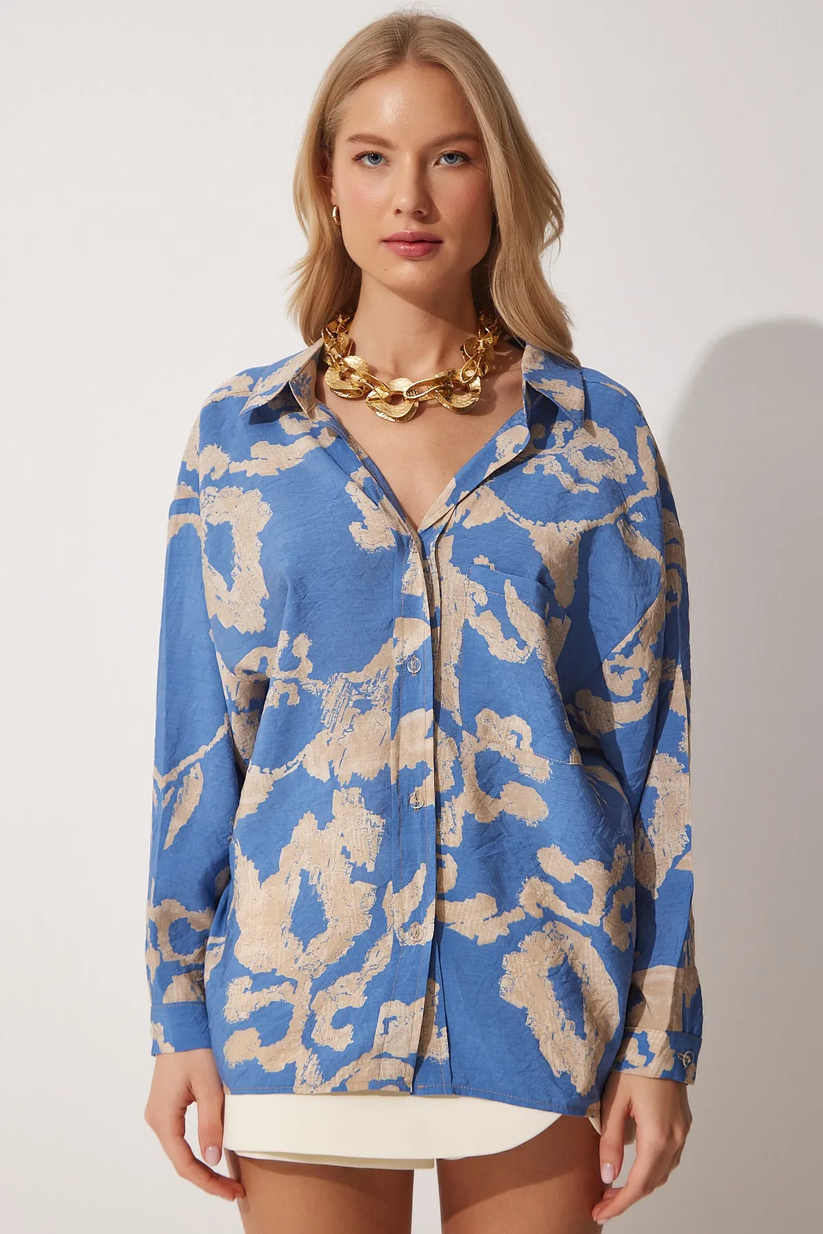Happiness İstanbul  Blaues gemustertes Oversize-Hemd aus Baumwollsatin für Damen OH00044