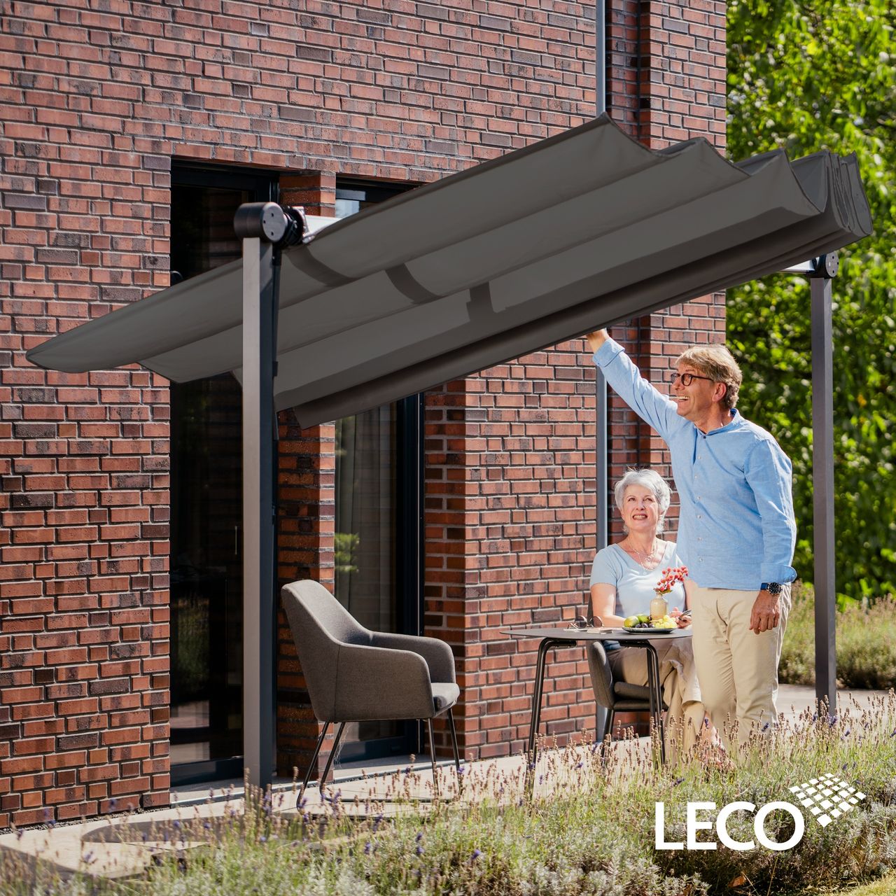 LECO Sonnendach Waved – faltbare Aluminium Terrassenüberdachung 4 x 2,5 m inkl. Schutzhülle – Anthrazit
