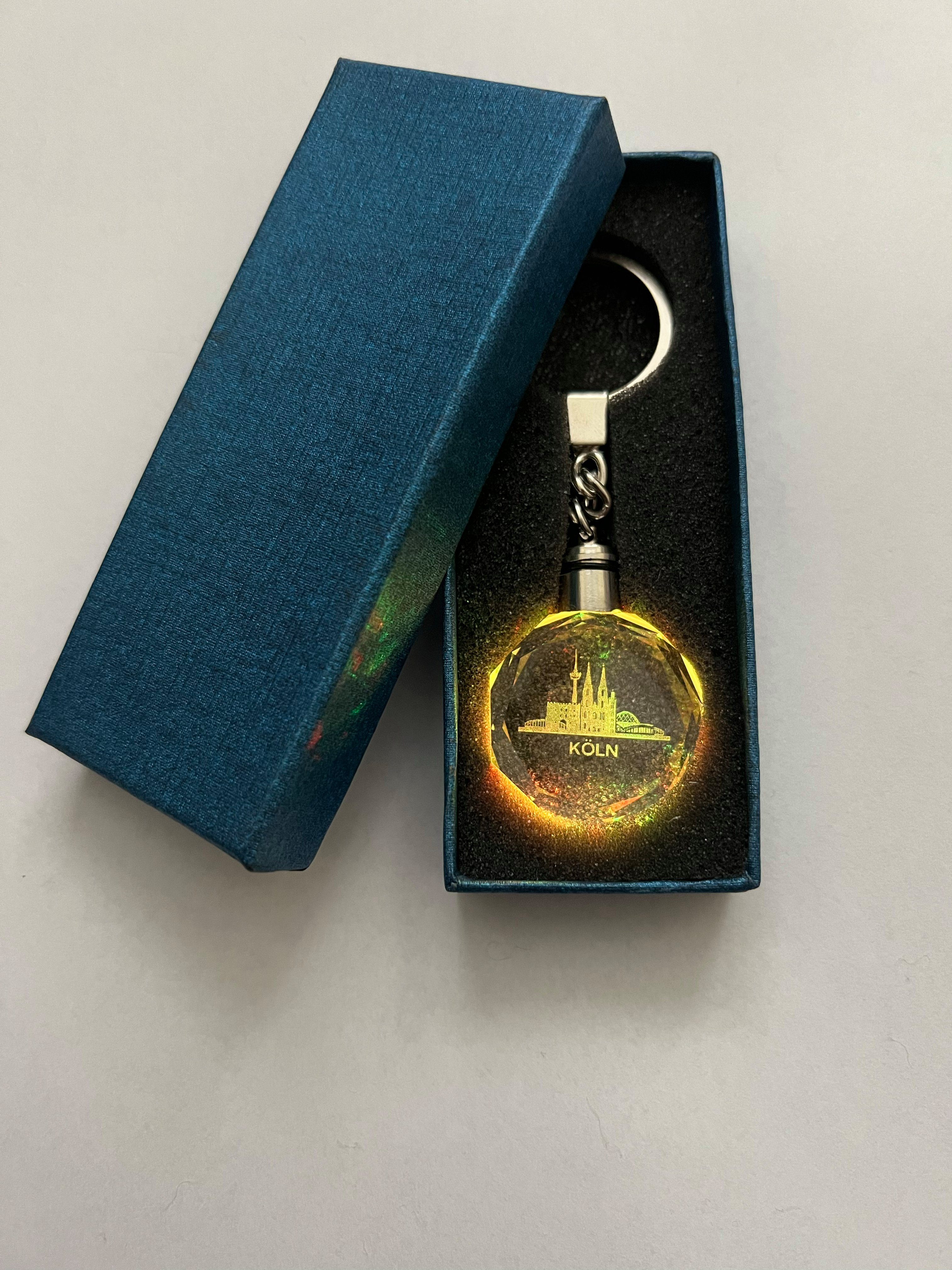 Stelby Schlüsselanhänger Köln Stadt Schlüsselanhänger LED Multicolor mit Geschenkbox