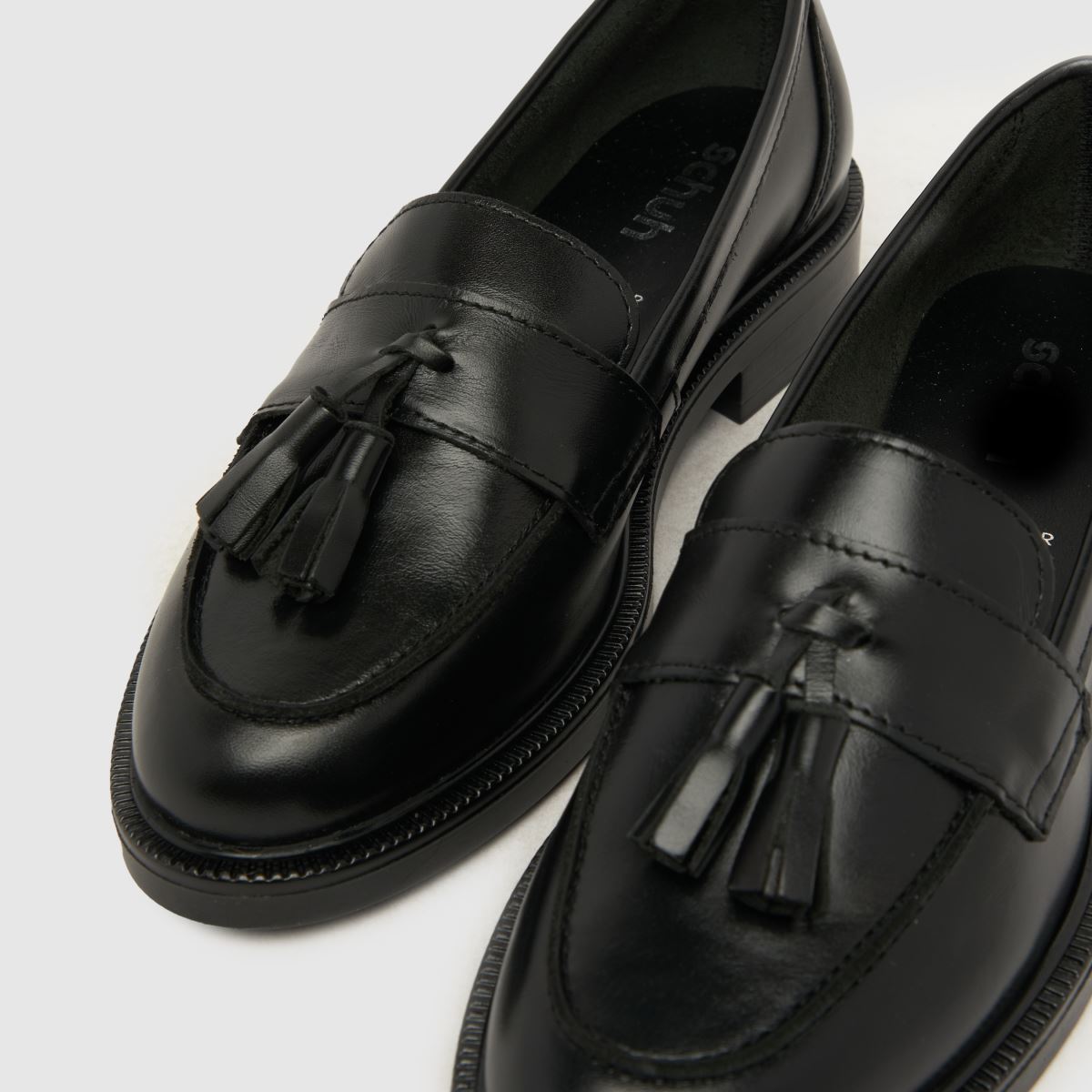 Schuh Lina bőr bojtos mokaszin lapos talpú cipő fekete színben
