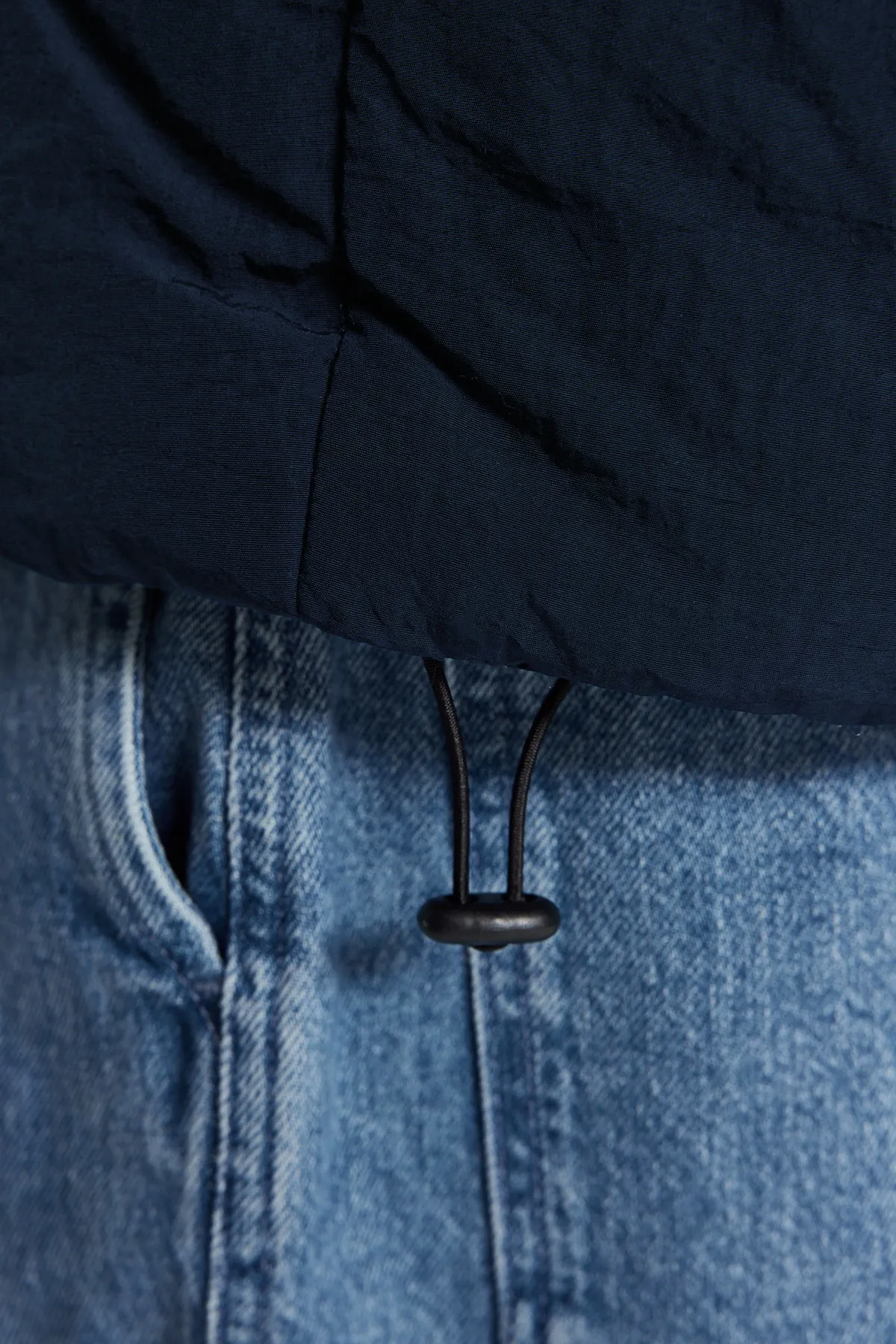 Trendyol Collection  Marineblaue Unisex-Pufferjacke in Oversize-Passform mit Stehkragen TMNAW24MO00003