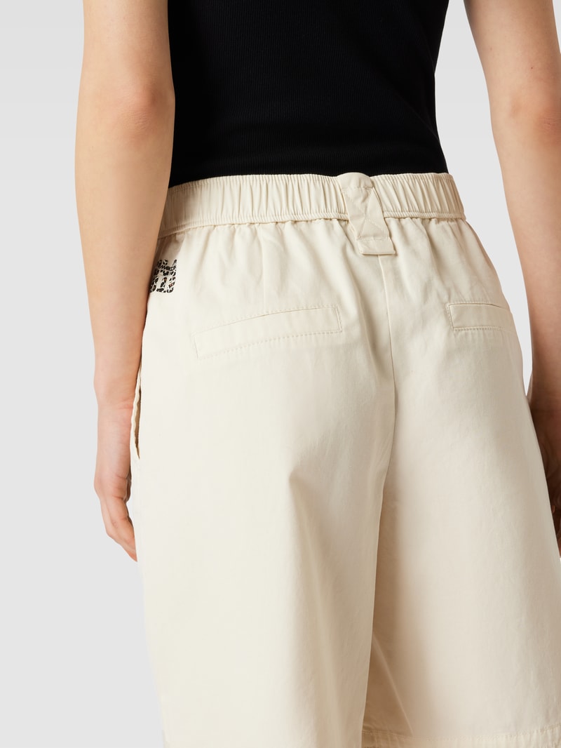 High Waist Bermudas mit Label-Print in offwhite