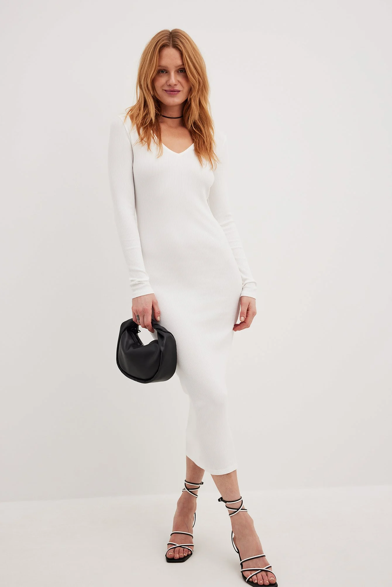 Geripptes Midikleid mit V-Ausschnitt