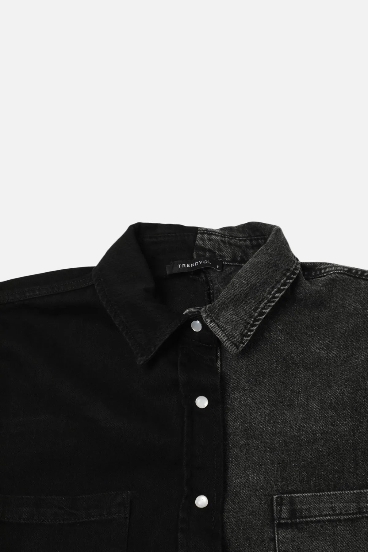 Trendyol Collection  Schwarzes Jeanshemd mit Farbblockdesign TWOAW22GO0127