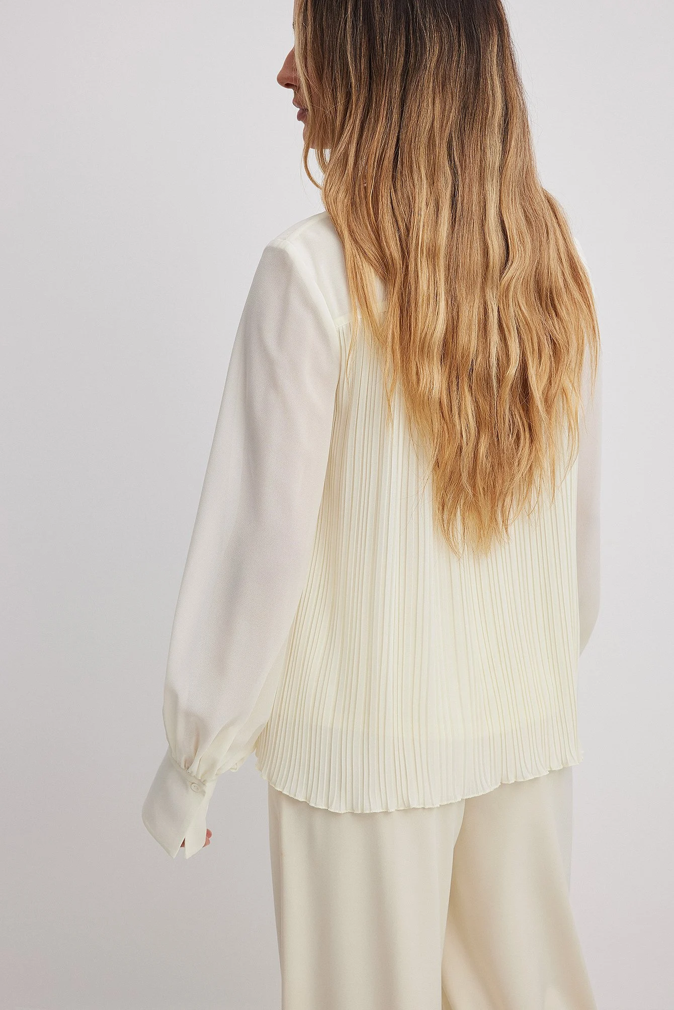 Hinten plissierte Bluse mit Ausschnitt zum Binden