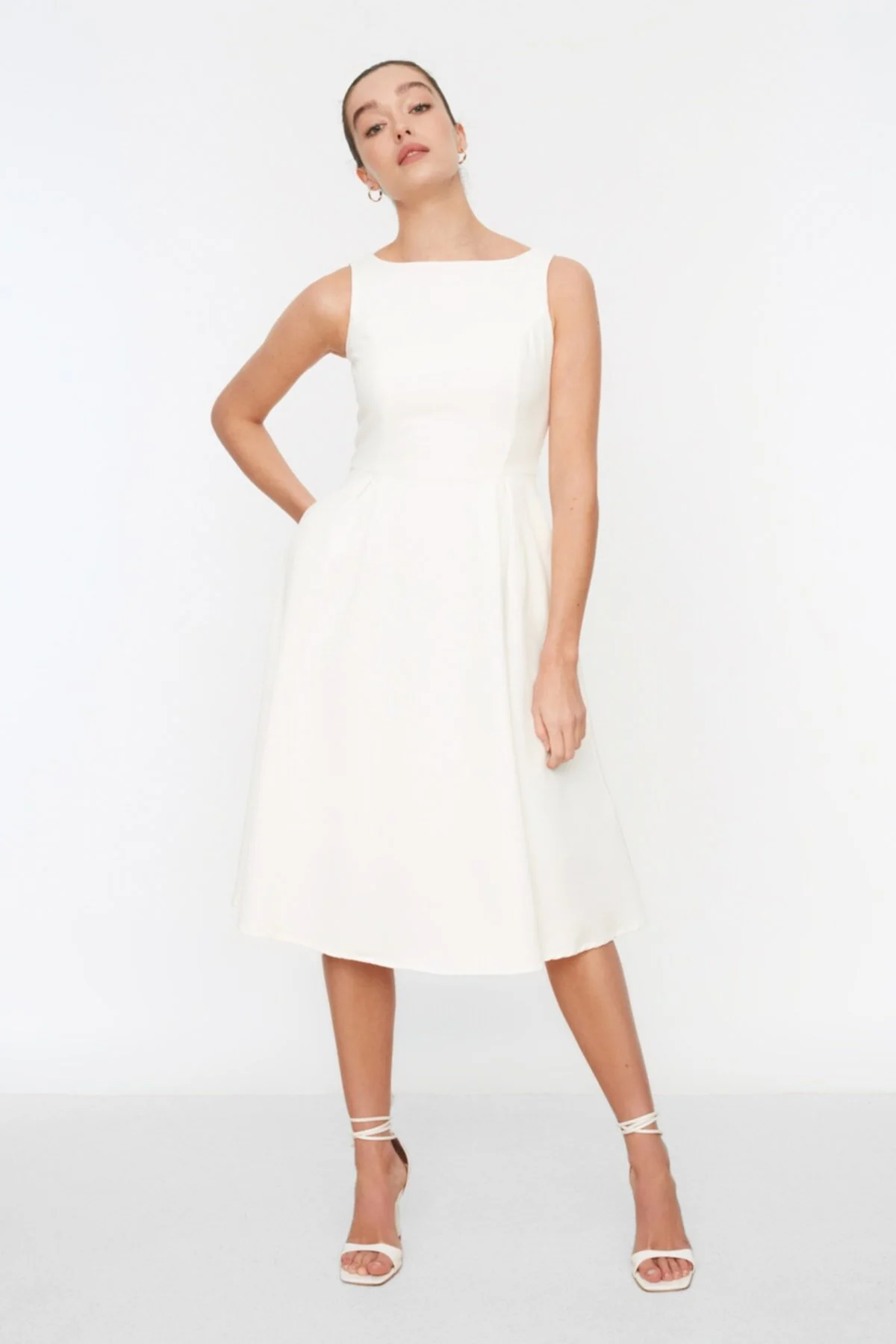 Trendyol Collection  Ecrufarbenes, plissiertes Webkleid TWOSS20EL0980